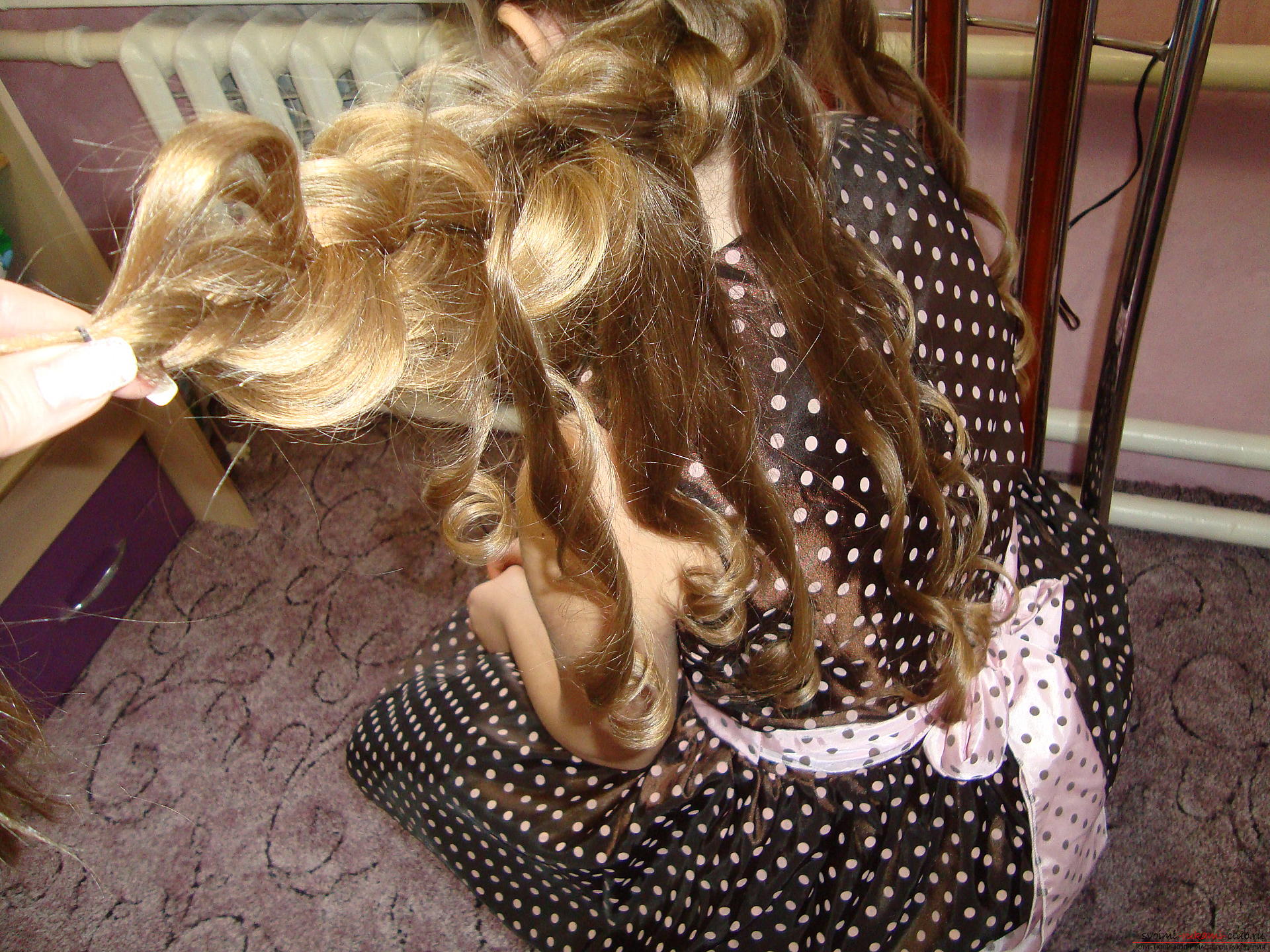 Праздничные прически на длинных очень разнообразны, в этом мастер-классе представлена прическа для девочки с длинными волосами.. Фото №5