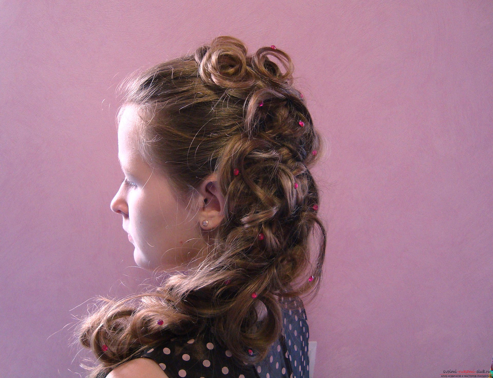 Праздничные прически на длинных очень разнообразны, в этом мастер-классе представлена прическа для девочки с длинными волосами.. Фото №12