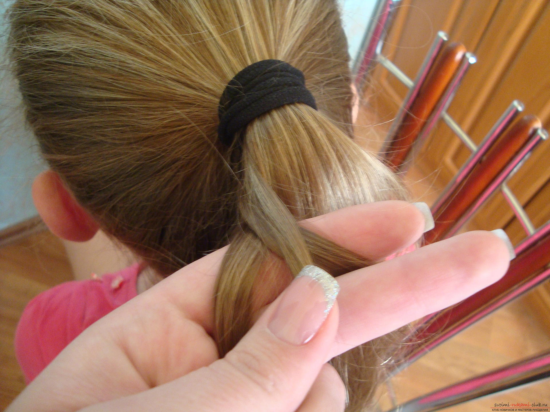 Мастер класс с фото поможет в обучении по созданию интересной прически, которая плетется на длинных волосах. Фото №5