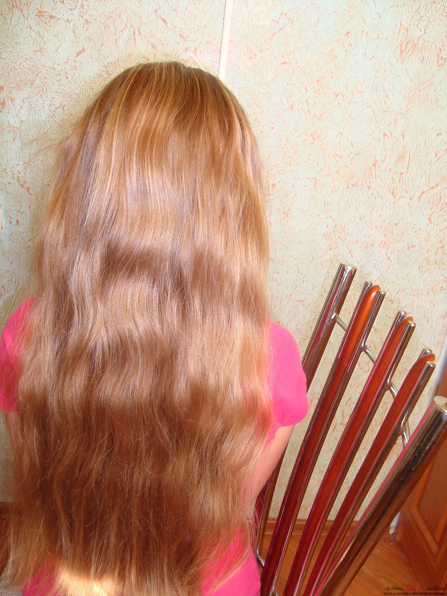 Мастер класс с фото поможет в обучении по созданию интересной прически, которая плетется на длинных волосах. Фото №2