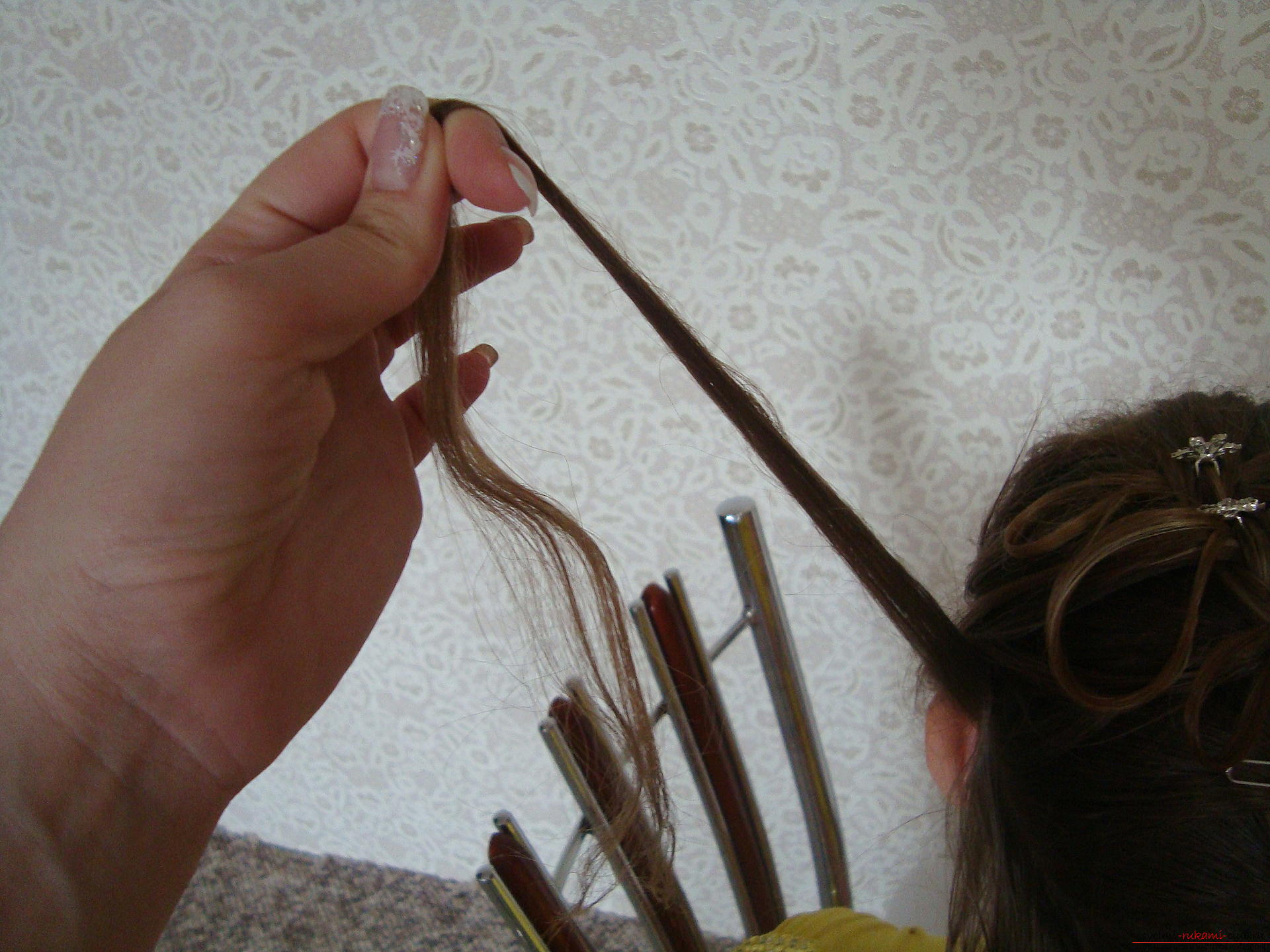 Красивые прически на длинных волосах легко создаются своими руками. Мастер-класс с поэтапными фото прически научит вас красиво укладывать волосы.. Фото №3