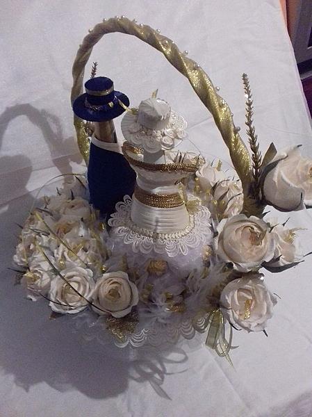 Свадебная корзина с букетом роз из конфет. Фото 4