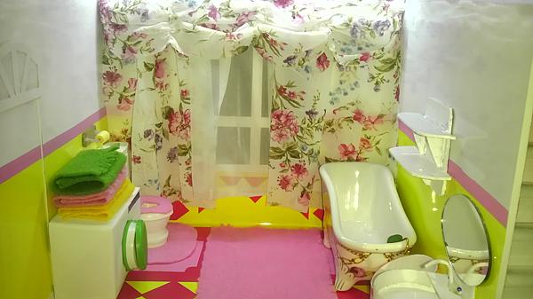 пластиковый дом для кукол, работает от сети на диодах. Фото 3
