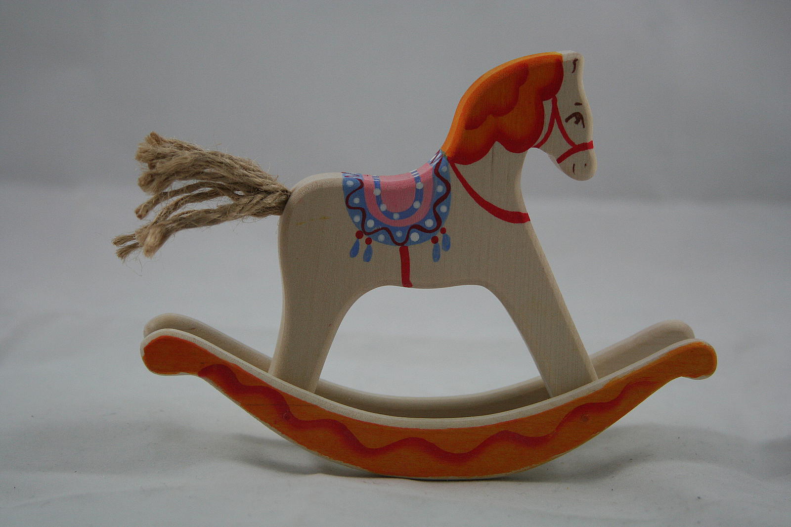 Качающиеся игрушки 4 класс технология. Игрушка конь качалка. Лепка игрушка лошадка. Лошадка качалка из пластилина. Деревянная игрушка "лошадка".