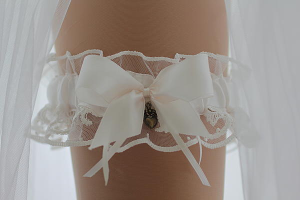 Подвязка для невесты Сердечко. Одежда и аксессуары - ручной работы. Фото 2