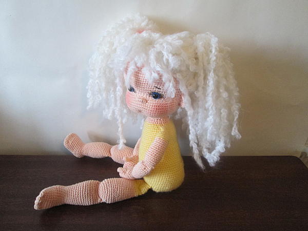 вязаная кукла с белыми волосами. Фото 3