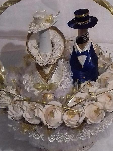 Свадебная корзина с букетом роз из конфет. Фото 3