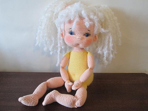 вязаная кукла с белыми волосами. Фото 2