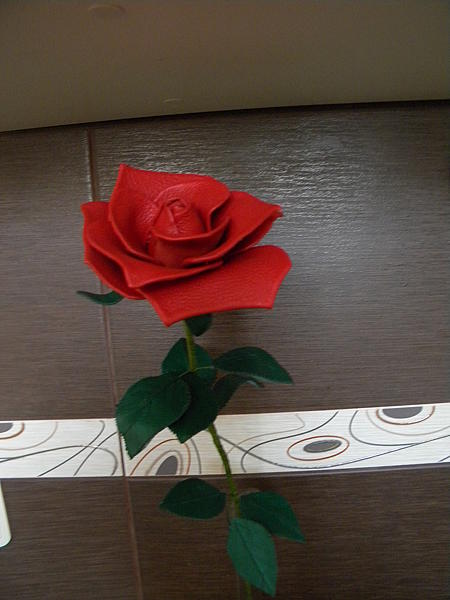 Красная роза в вазу из натуральной кожи. Искусственные растения - ручной работы.
