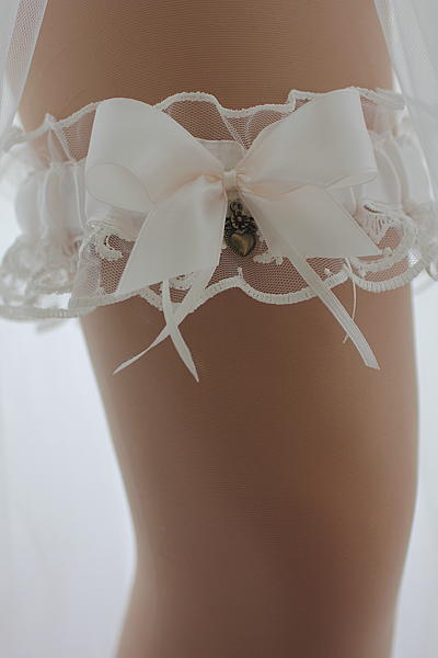 Подвязка для невесты Сердечко. Одежда и аксессуары - ручной работы. Фото 3