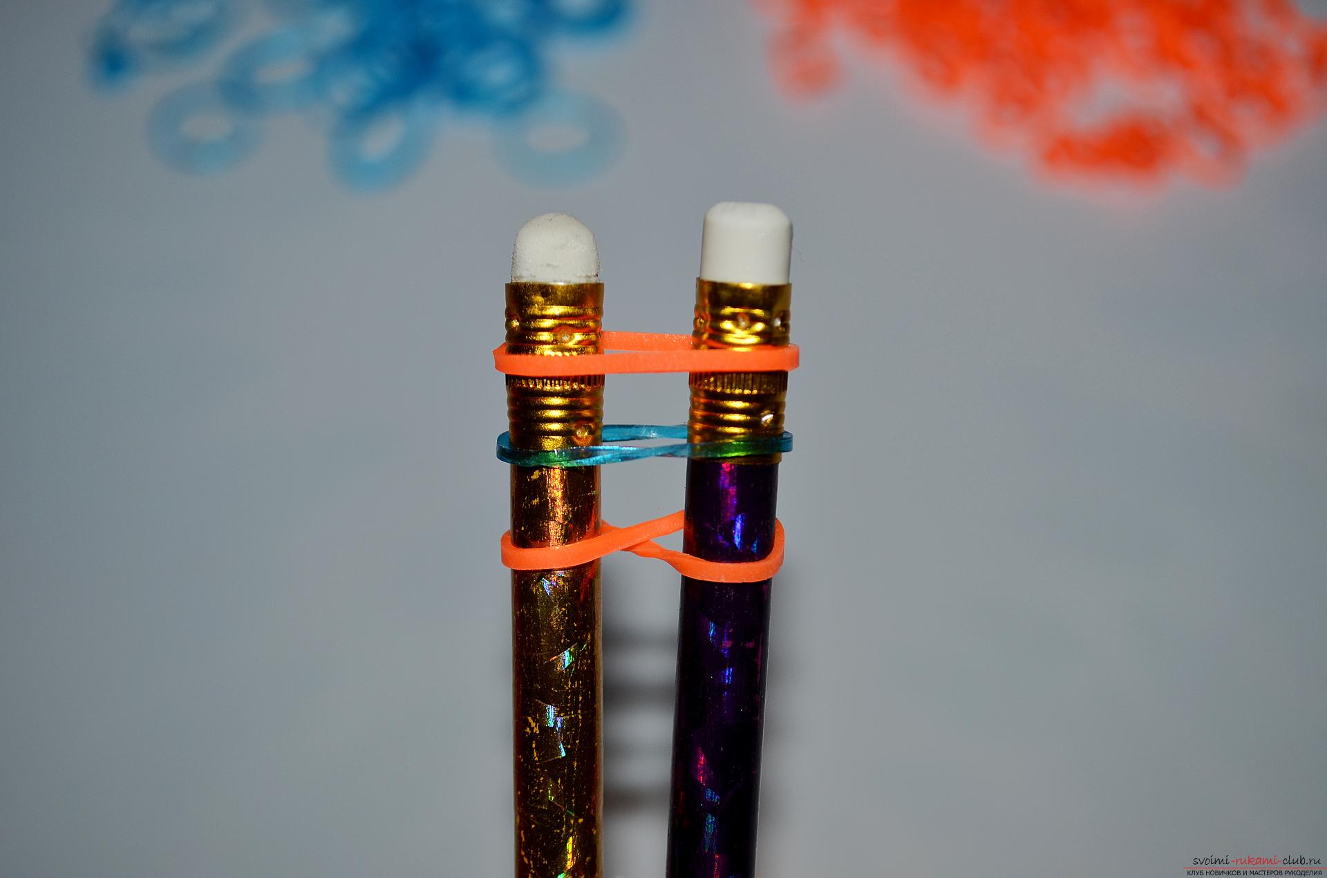 Фото к уроку по изготовлению браслета из цветных резиночек «Рыбий хвост» на карандашах. Фото №6
