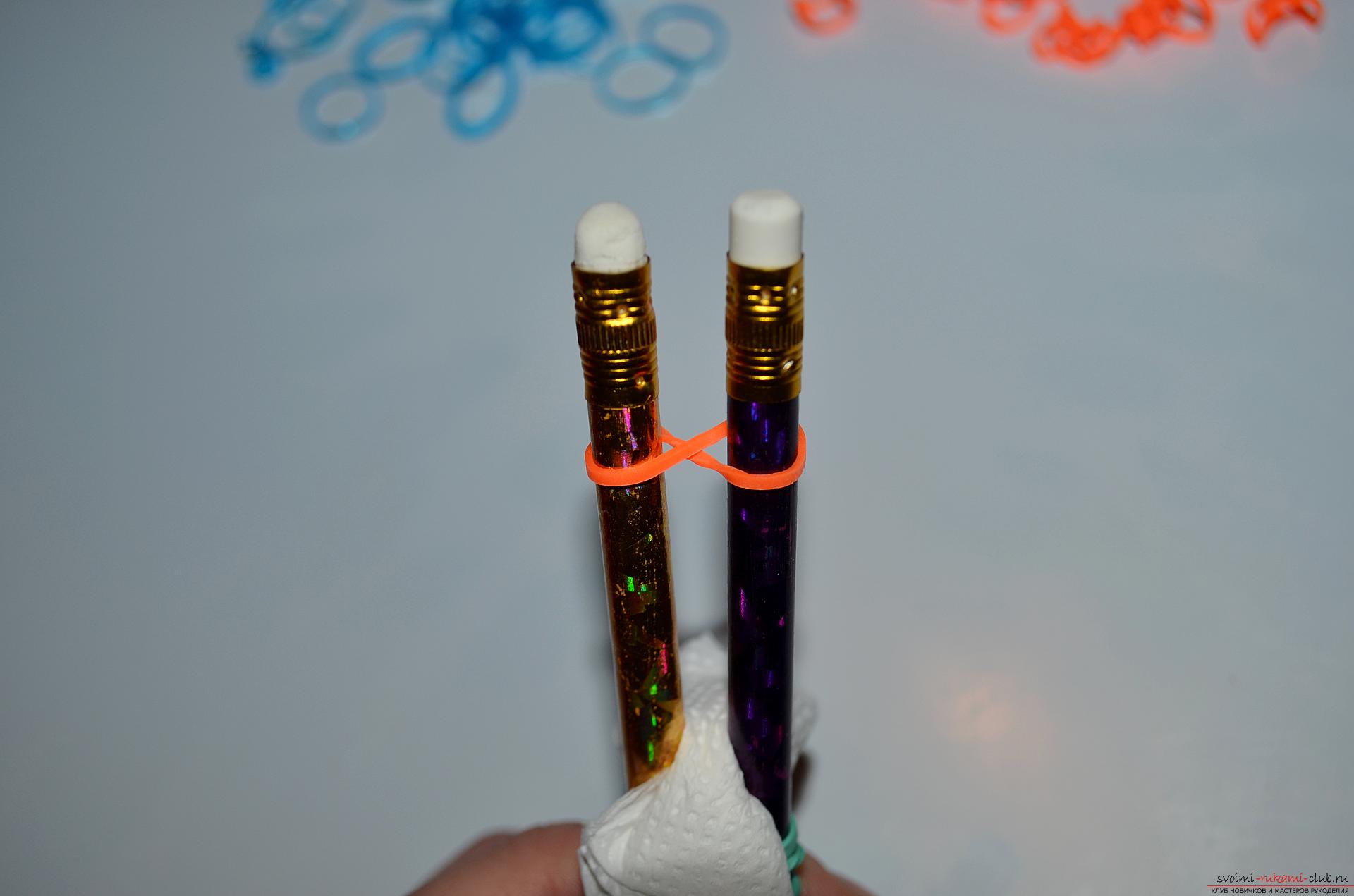 Фото к уроку по изготовлению браслета из цветных резиночек «Рыбий хвост» на карандашах. Фото №4