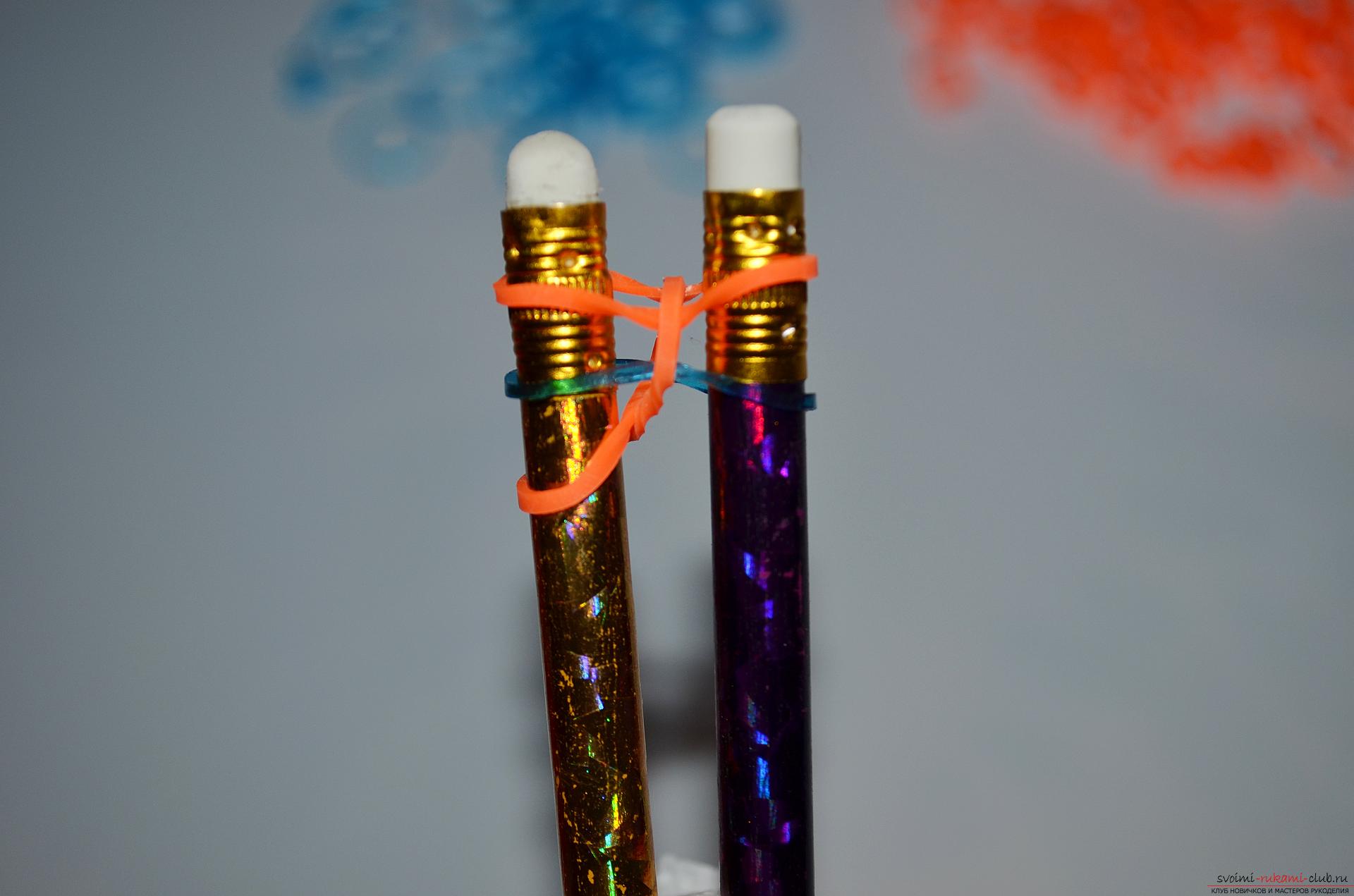 Фото к уроку по изготовлению браслета из цветных резиночек «Рыбий хвост» на карандашах. Фото №7