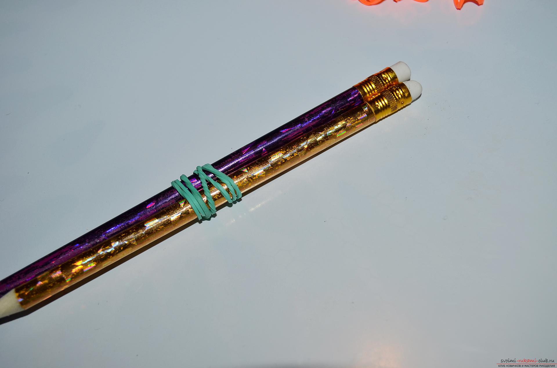 Фото к уроку по изготовлению браслета из цветных резиночек «Рыбий хвост» на карандашах. Фото №2