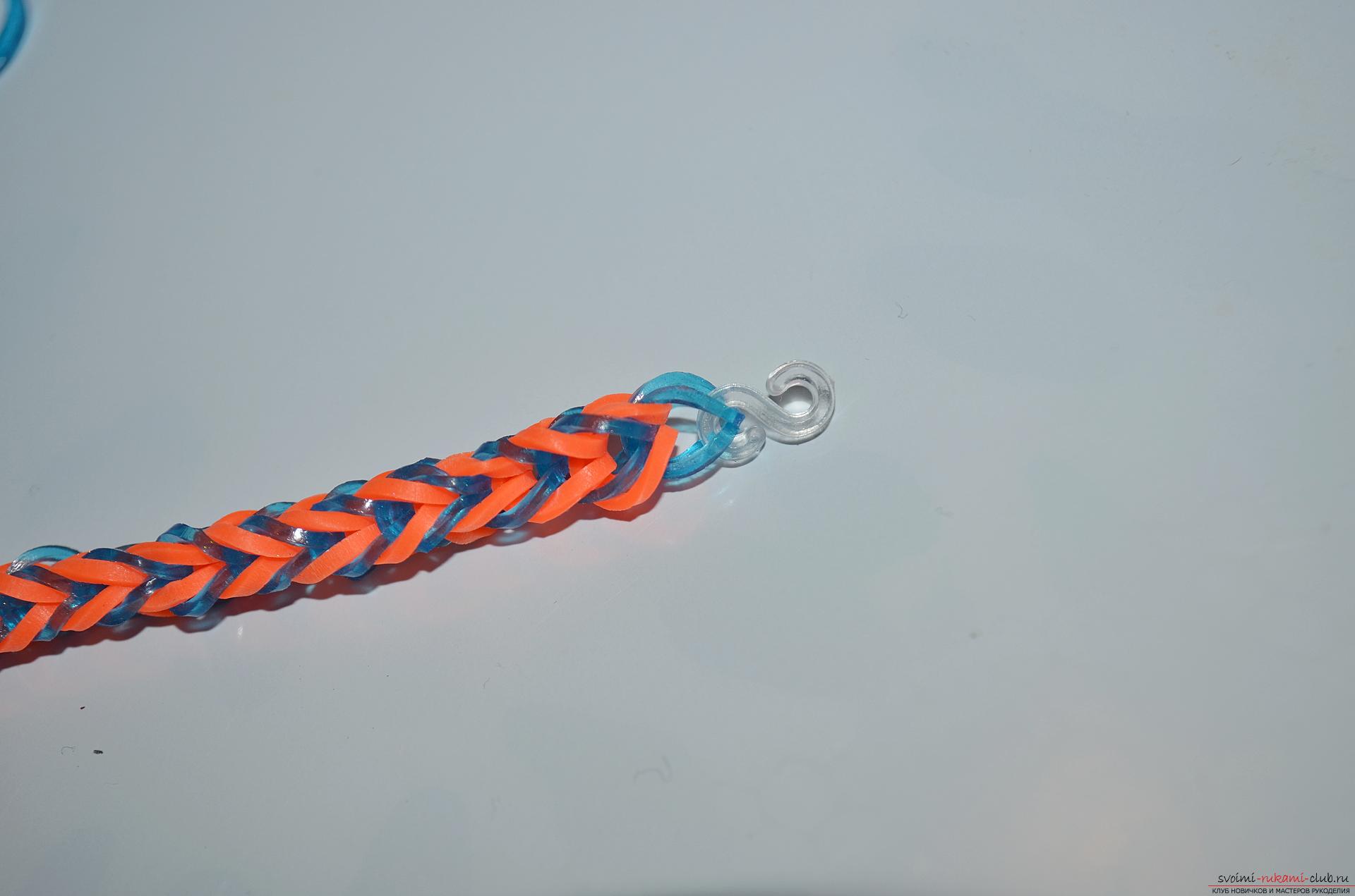 Фото к уроку по изготовлению браслета из цветных резиночек «Рыбий хвост» на карандашах. Фото №18