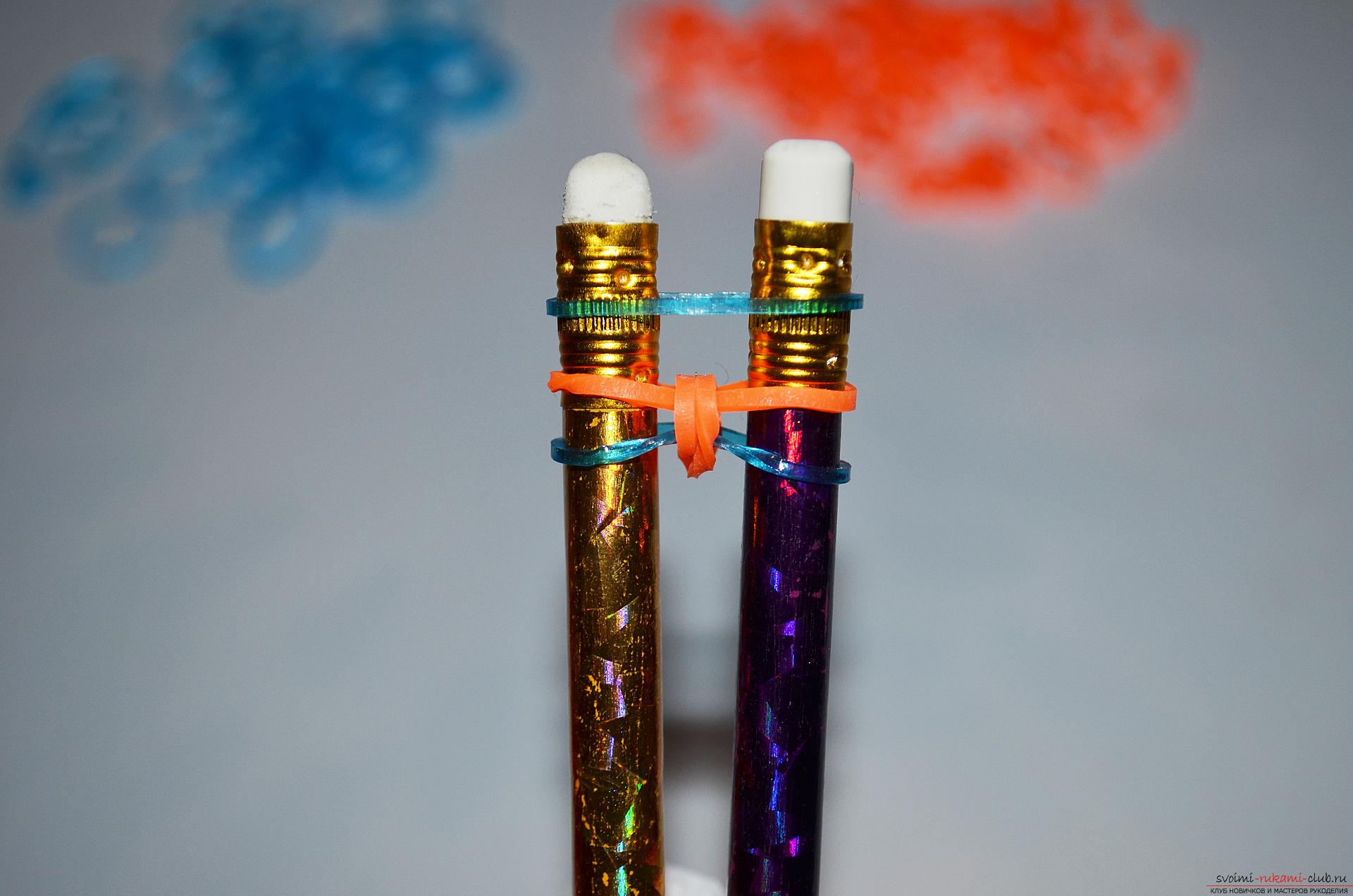 Фото к уроку по изготовлению браслета из цветных резиночек «Рыбий хвост» на карандашах. Фото №9