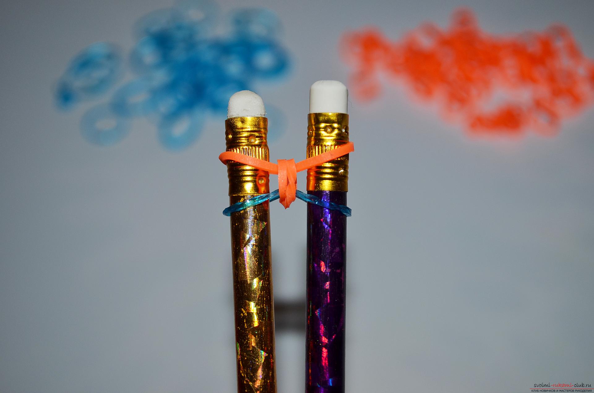 Фото к уроку по изготовлению браслета из цветных резиночек «Рыбий хвост» на карандашах. Фото №8