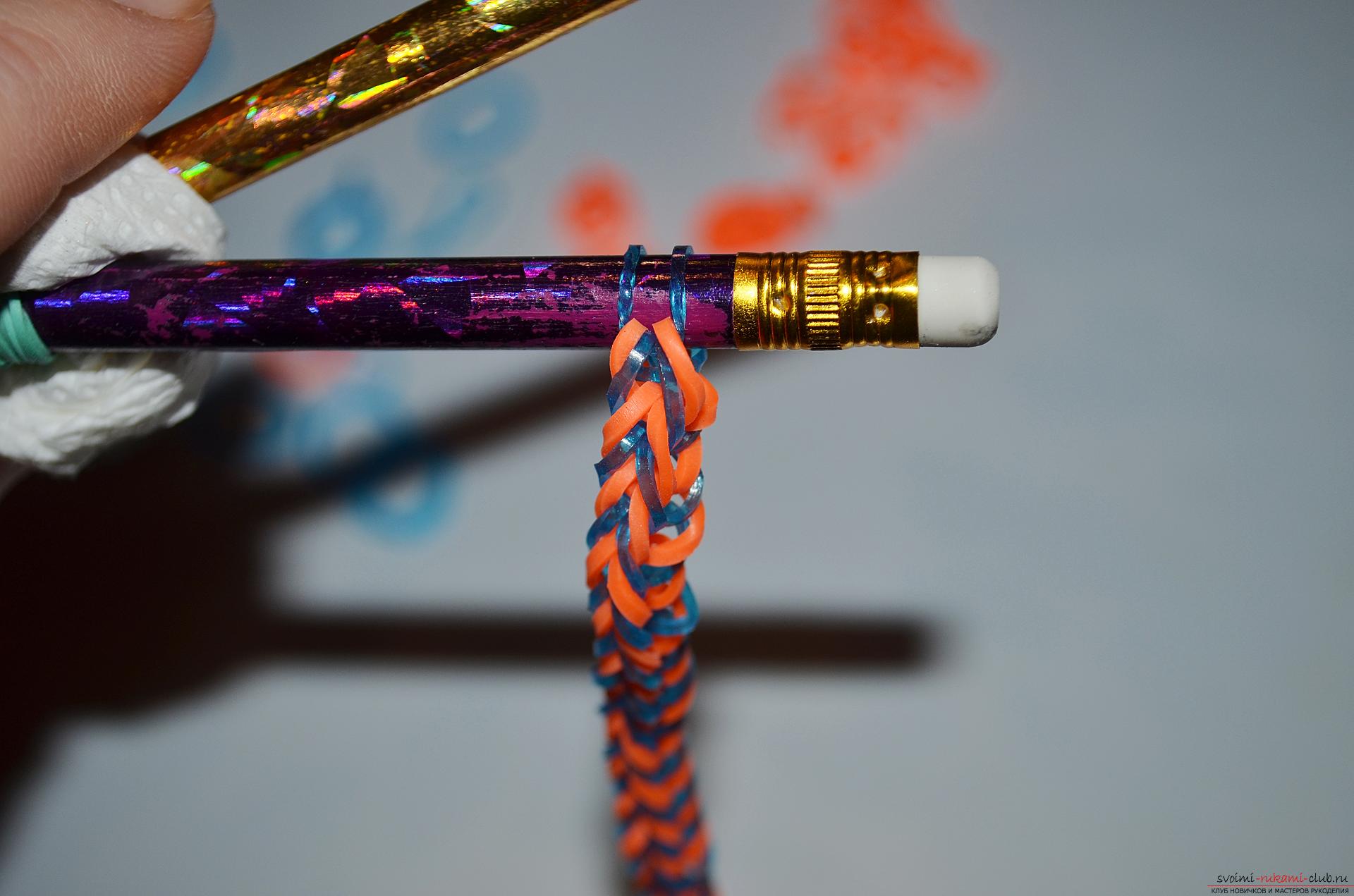 Фото к уроку по изготовлению браслета из цветных резиночек «Рыбий хвост» на карандашах. Фото №17