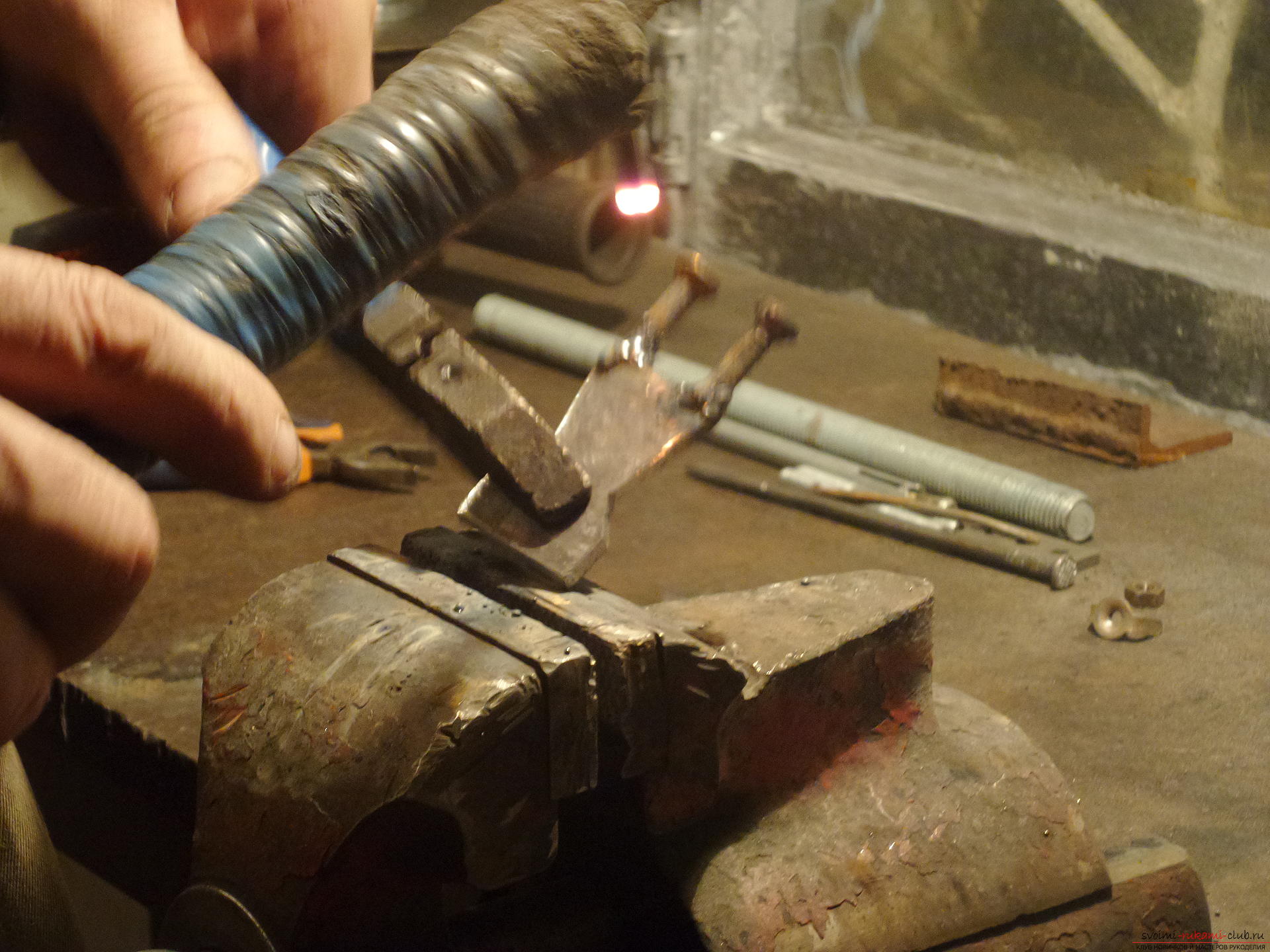 В этом мастер-классе вы узнаете как сделать своими руками оригинальную поделку - рыцаря из железа.. Фото №16