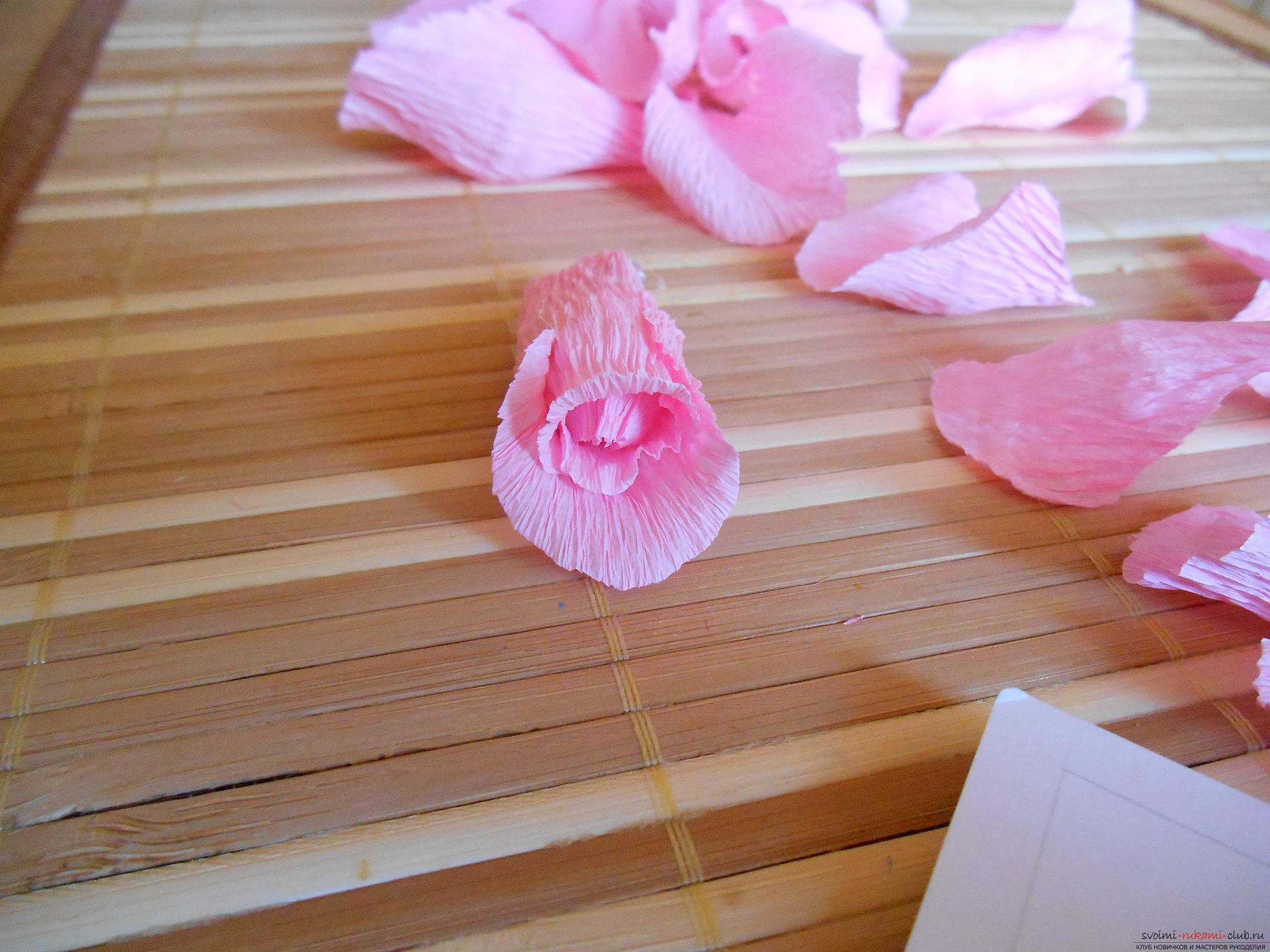 Этот пошаговый мастер-класс с фото и описанием научит как сделать своими руками розу из бумаги для повязки на голову.. Фото №15