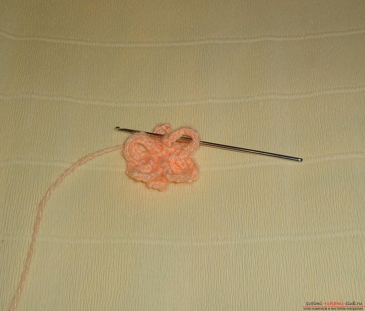 Этот мастер-класс вязания цветов крючком содержит схему розы и описание вязания.. Фото №20