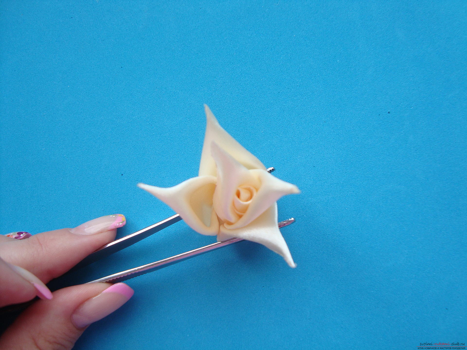 Канзаши - удивительная техника по созданию цветов. В этом мастер-классе с фото показан процесс создания розы из ткани. точнее из атлсных лент.. Фото №11