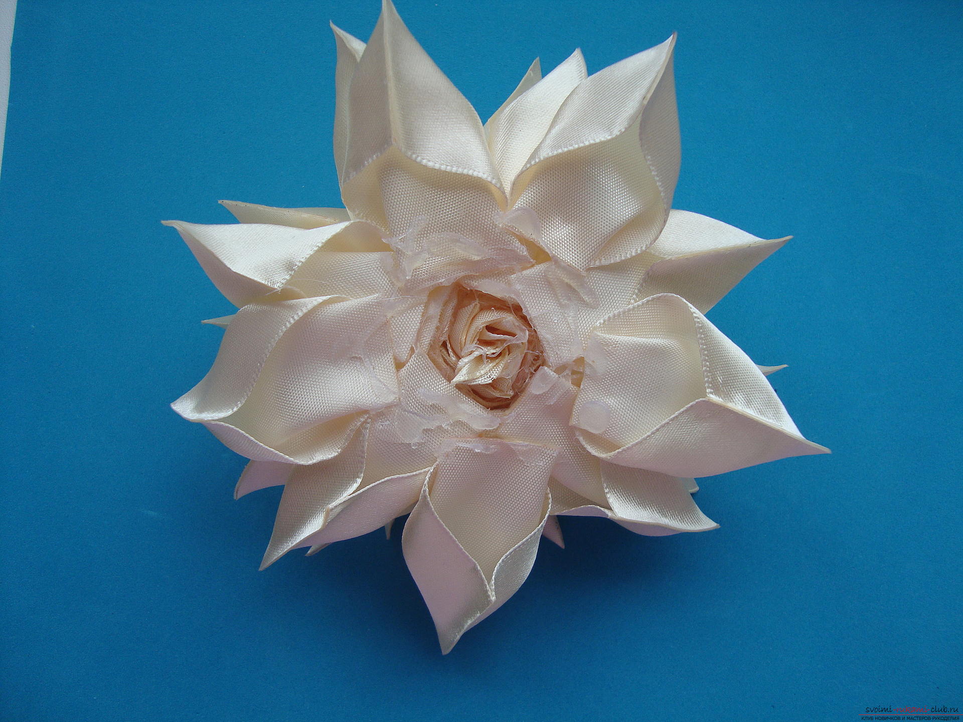 Канзаши - удивительная техника по созданию цветов. В этом мастер-классе с фото показан процесс создания розы из ткани. точнее из атлсных лент.. Фото №16