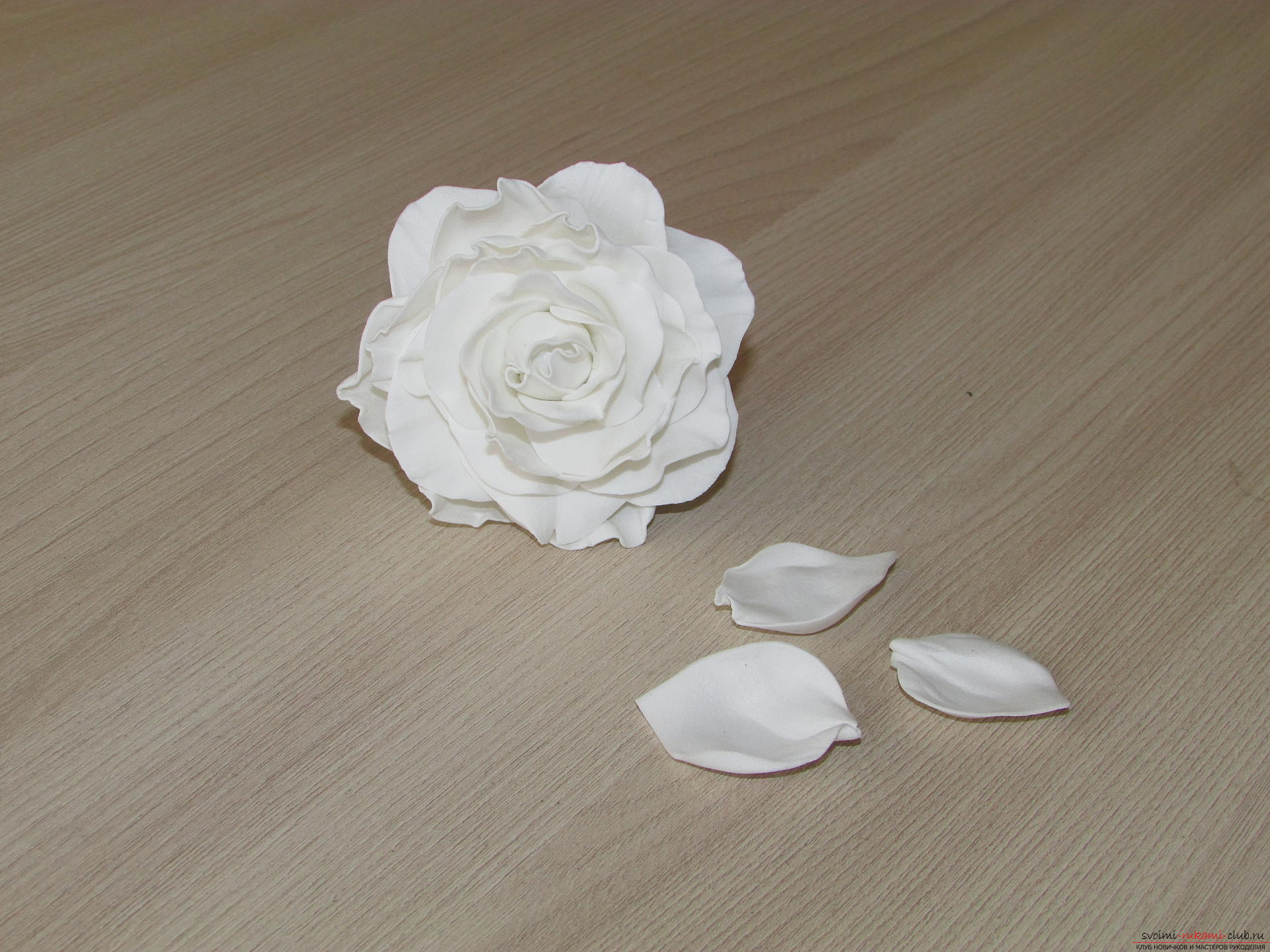 Этот подробный мастер-класс цветов из фоамирана расскажет как сделать белую розу.. Фото №10