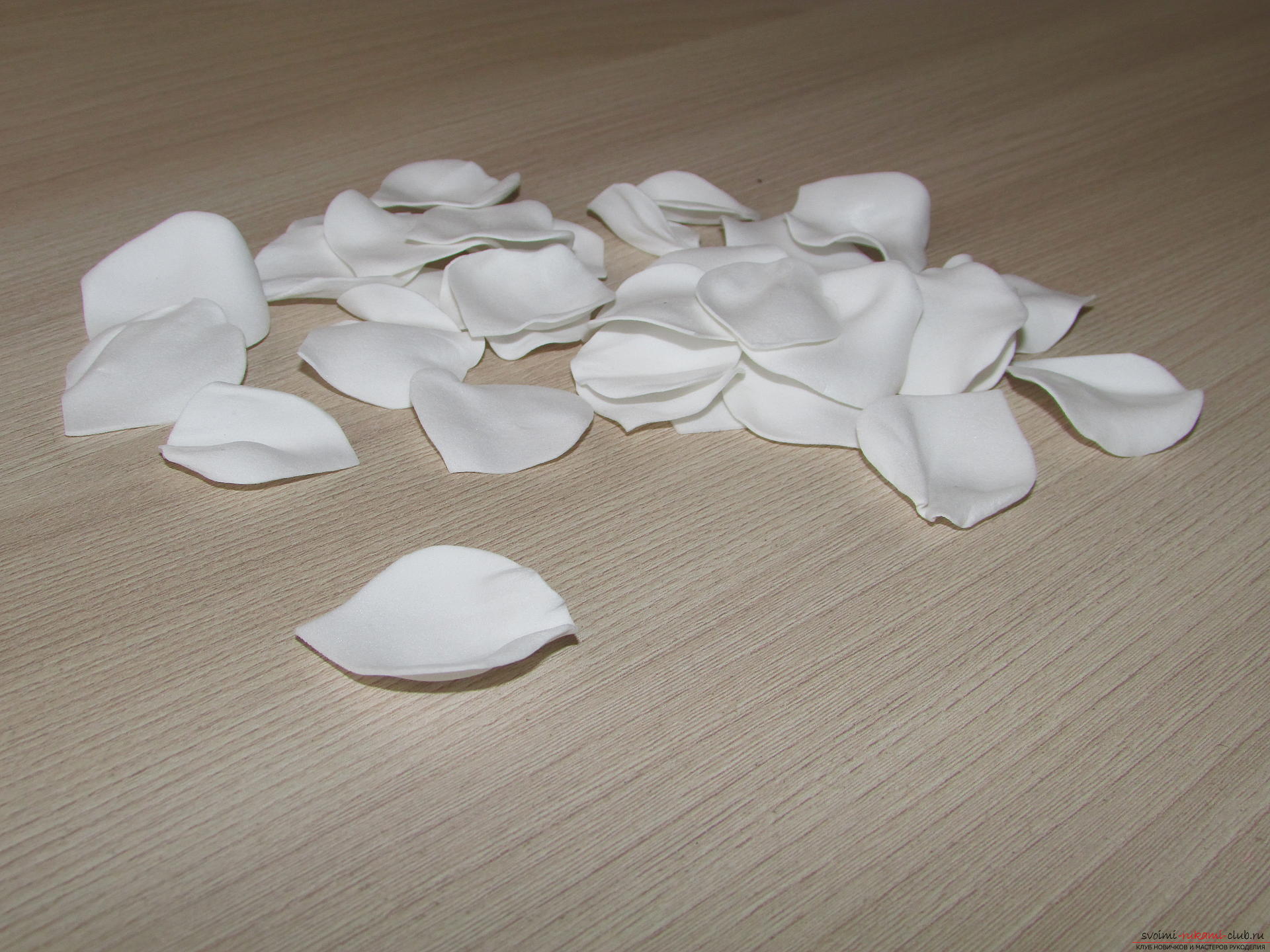 Этот подробный мастер-класс цветов из фоамирана расскажет как сделать белую розу.. Фото №4