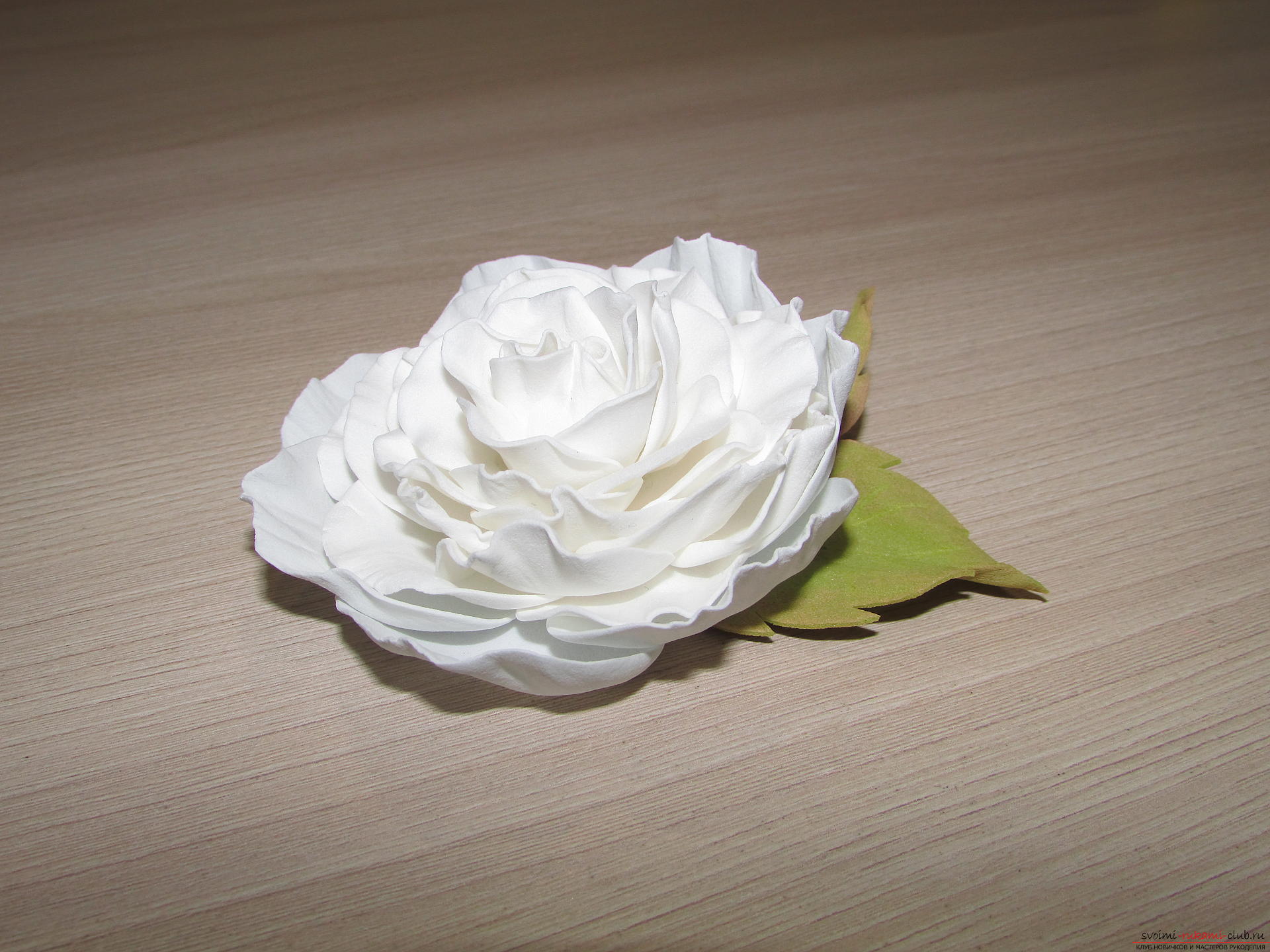 Этот подробный мастер-класс цветов из фоамирана расскажет как сделать белую розу.. Фото №13