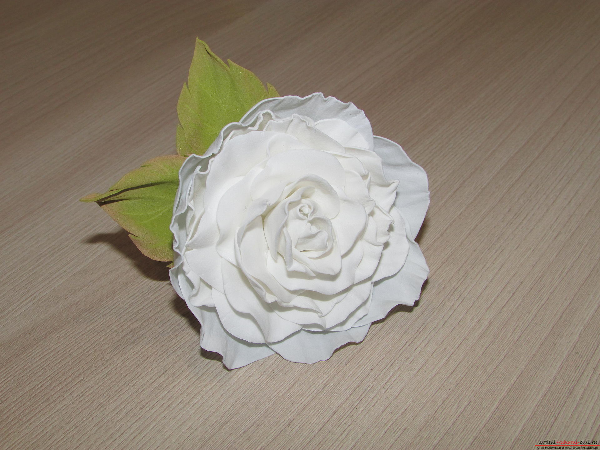 Этот подробный мастер-класс цветов из фоамирана расскажет как сделать белую розу.. Фото №12