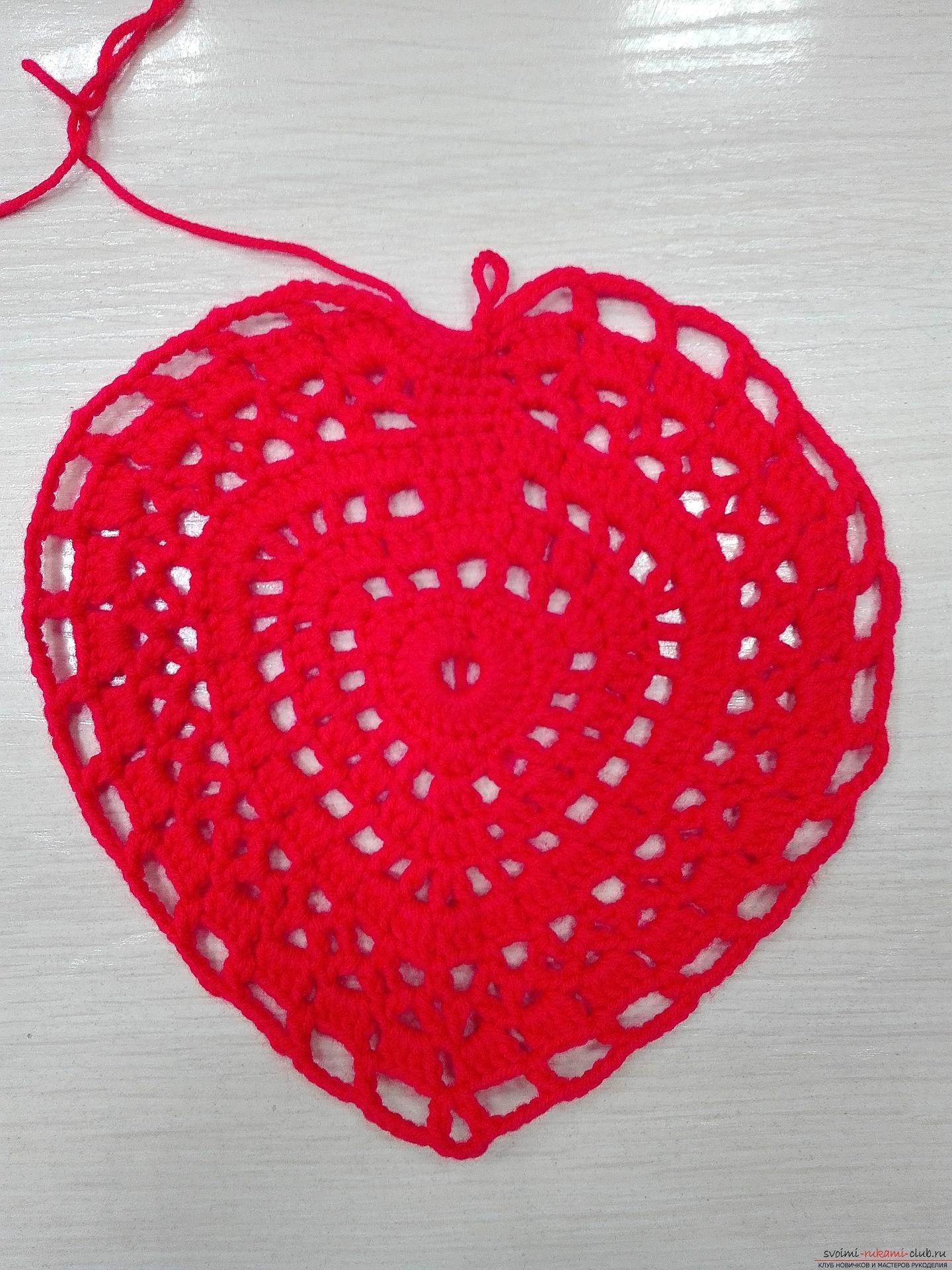 Этот мастер-класс научит как связать крючком салфетку в виде сердца на День святого Валентина. Фото №12