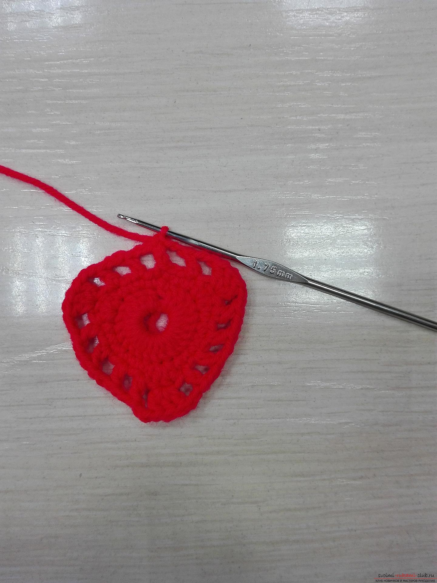 Этот мастер-класс научит как связать крючком салфетку в виде сердца на День святого Валентина. Фото №6