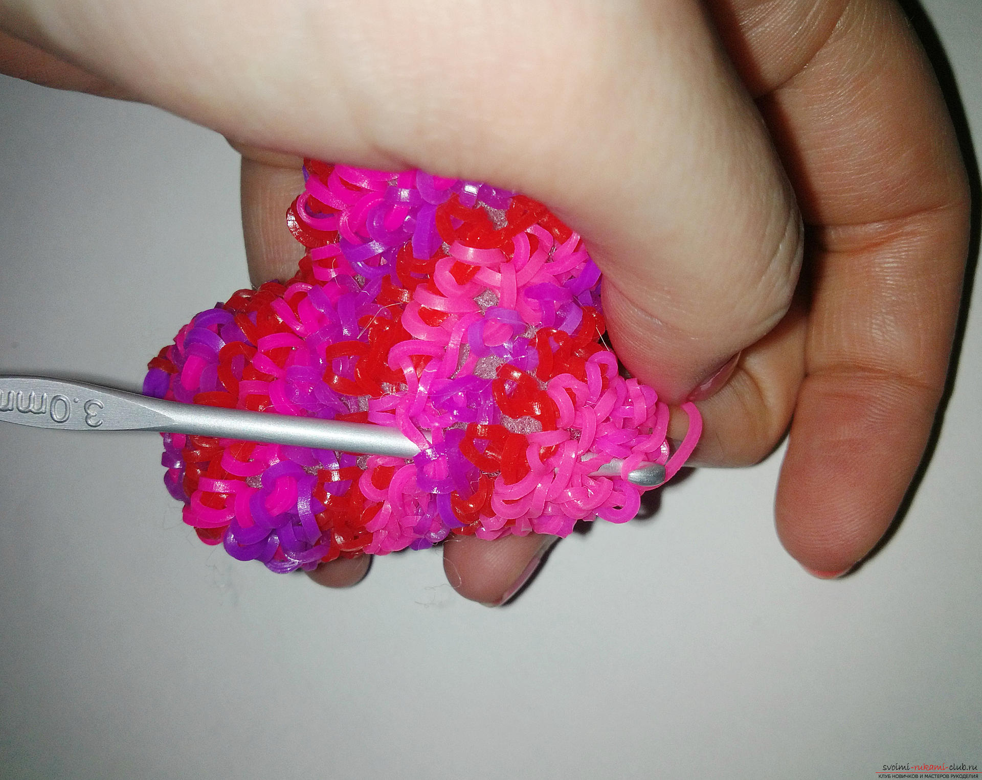 Плетение из резиночек: сердечки своими руками. Фото №9