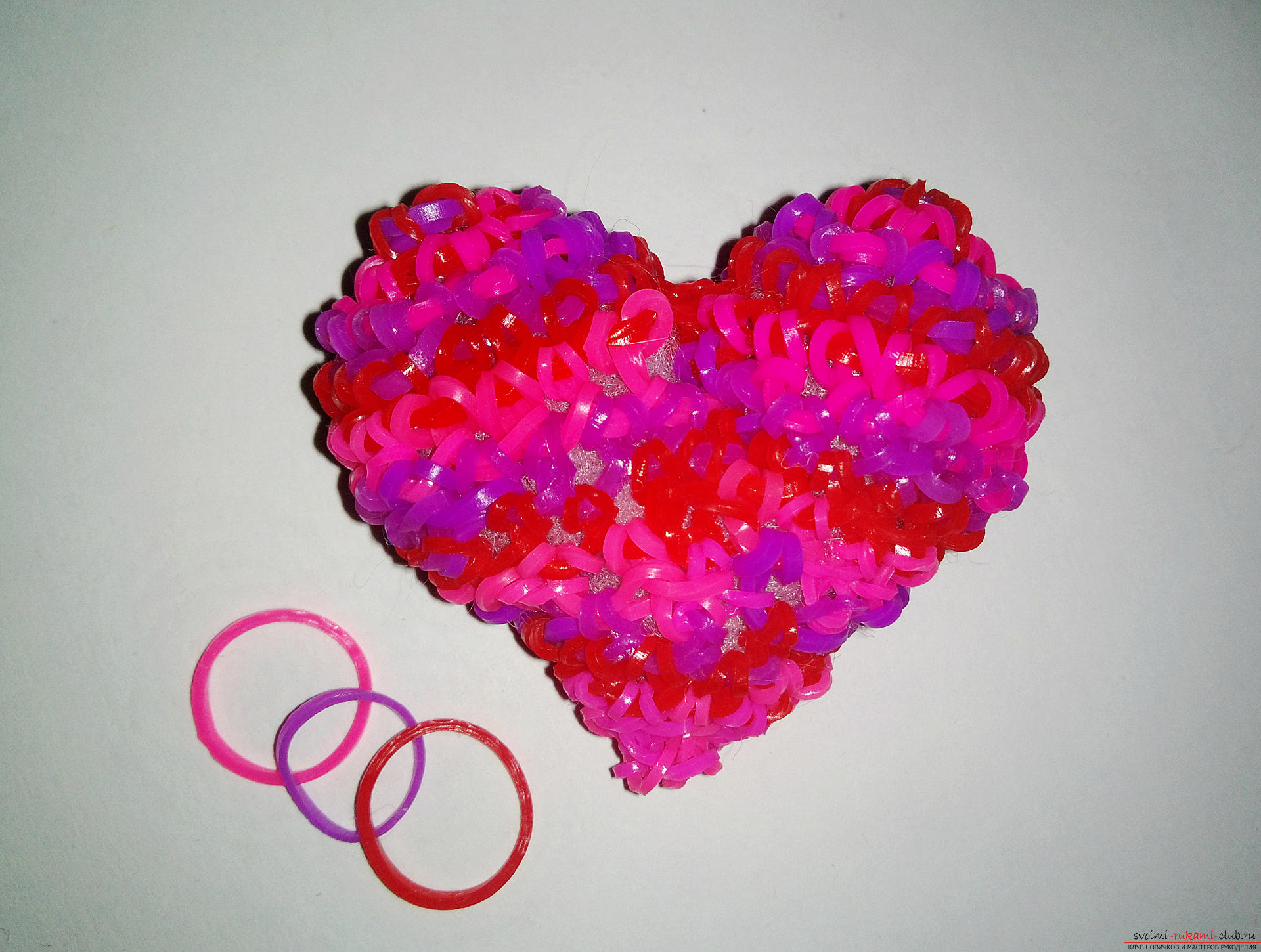 Плетение из резиночек: сердечки своими руками. Фото №10