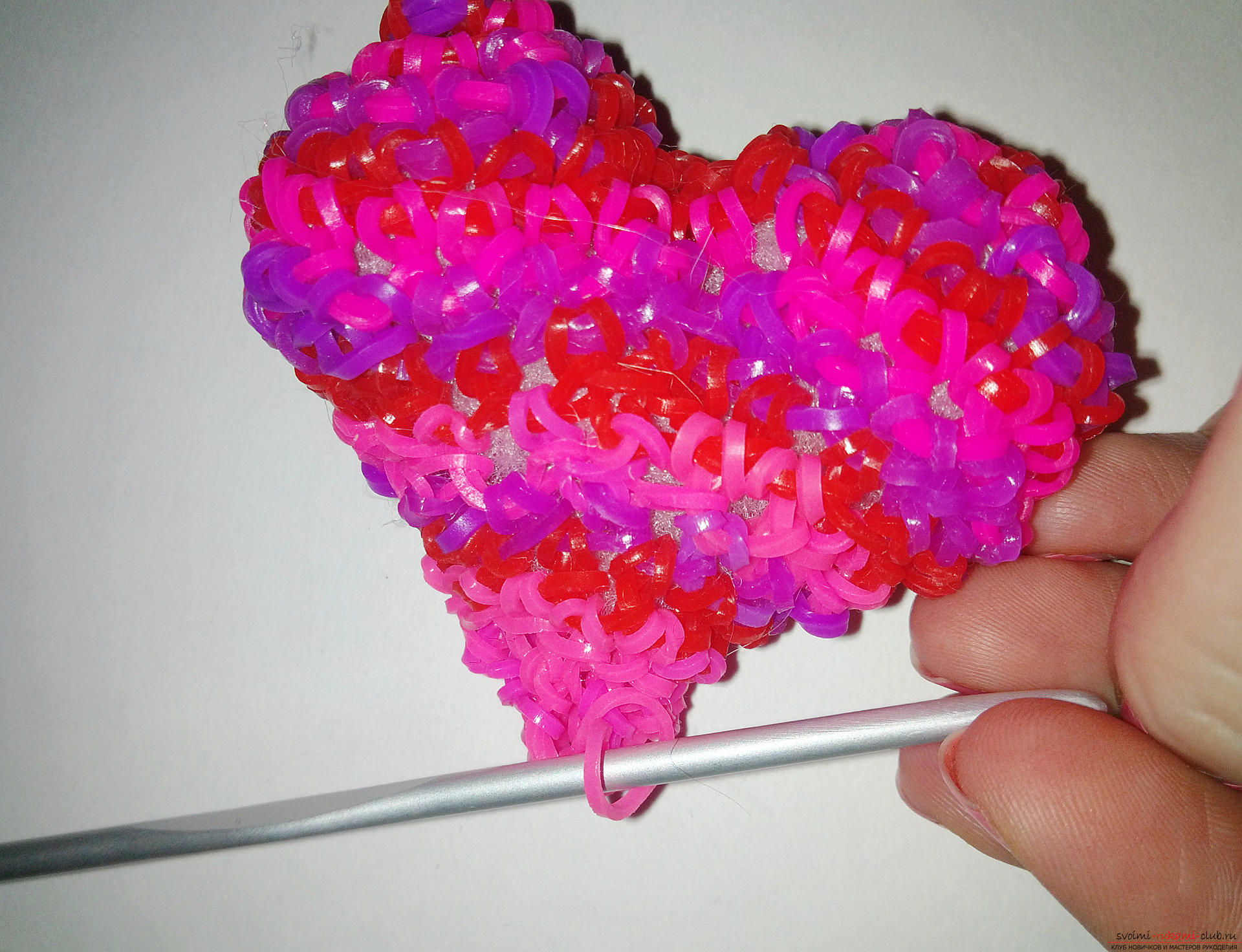 Плетение из резиночек: сердечки своими руками. Фото №8