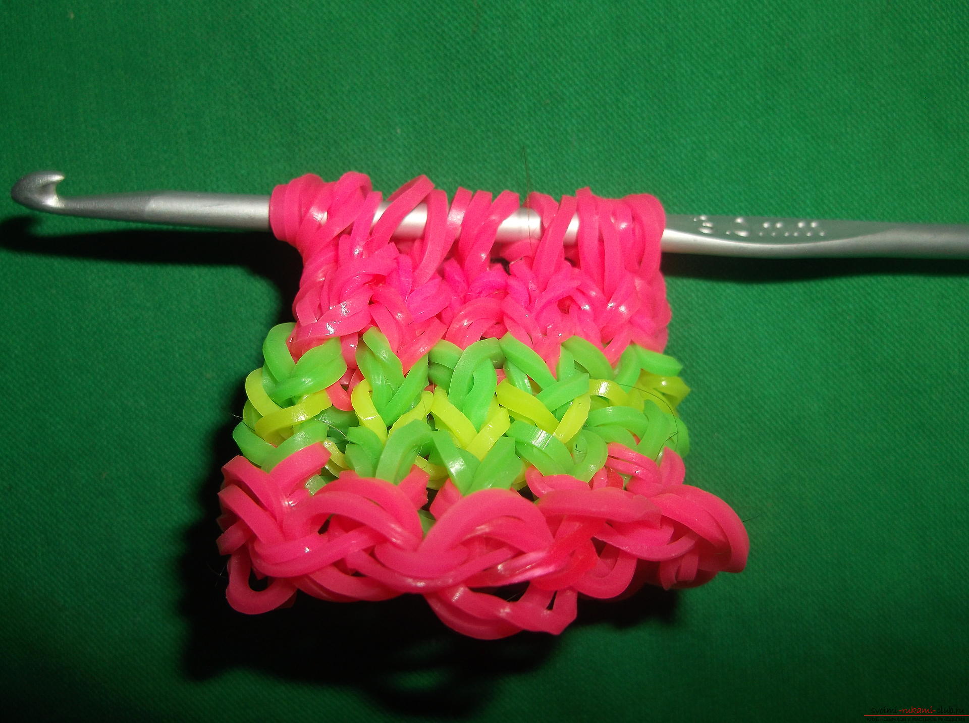 Фото к уроку по плетению из резиночек елочного шарика. Фото №7