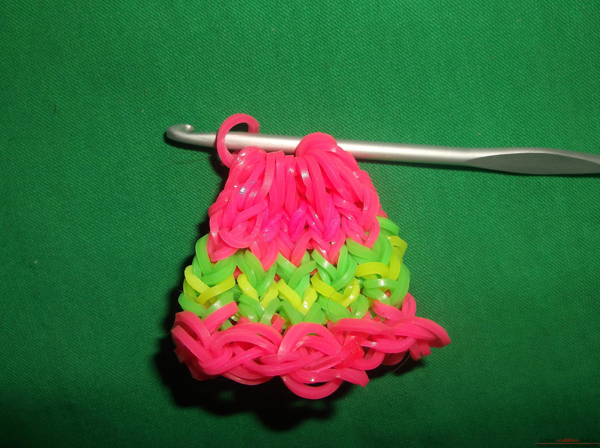 Фото к уроку по плетению из резиночек елочного шарика. Фото №8