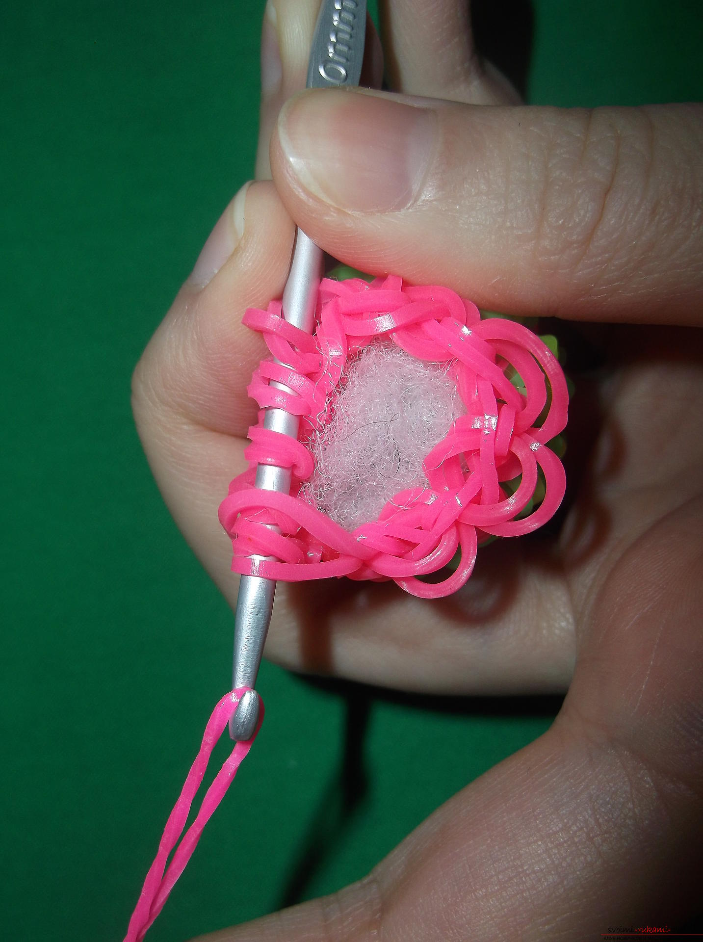 Фото к уроку по плетению из резиночек елочного шарика. Фото №11