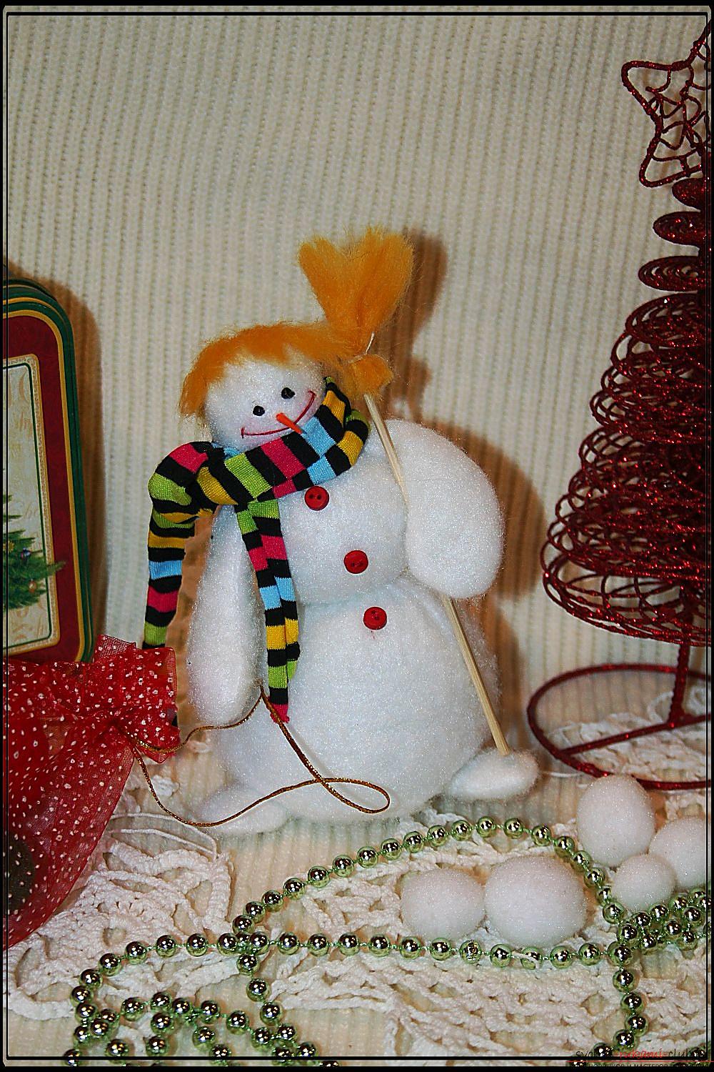 Подробный мастер-класс покажет как сделать своими руками новогоднюю поделку снеговик. Фото №1