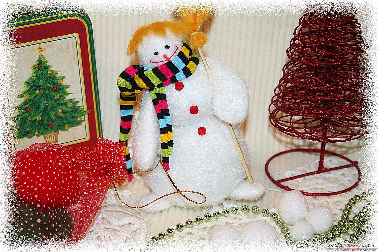 Подробный мастер-класс покажет как сделать своими руками новогоднюю поделку снеговик. Фото №36