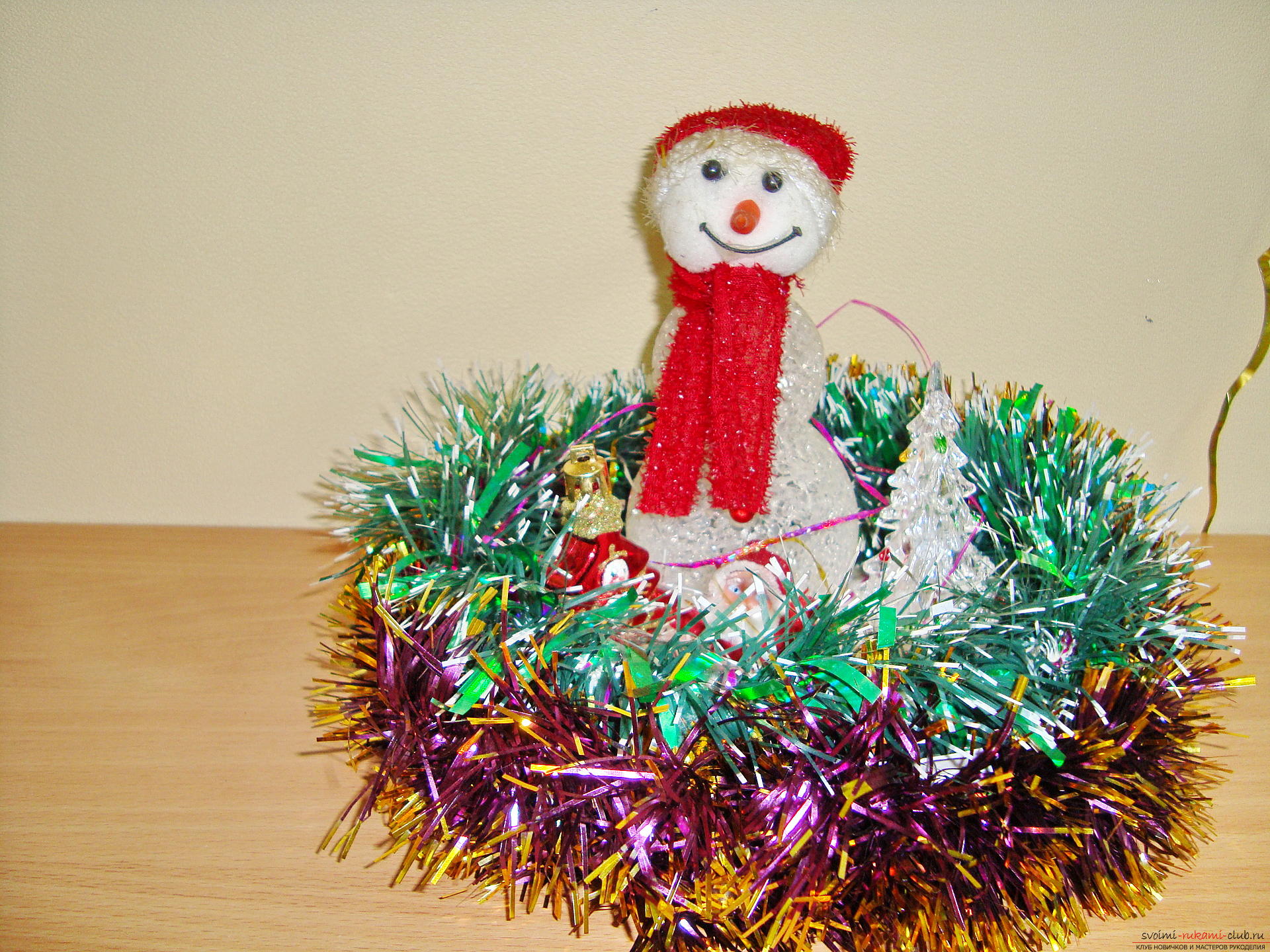 Мастер-класс с фото и описанием научит как своими руками сделать новогоднюю поделку - снеговика. Фото №2