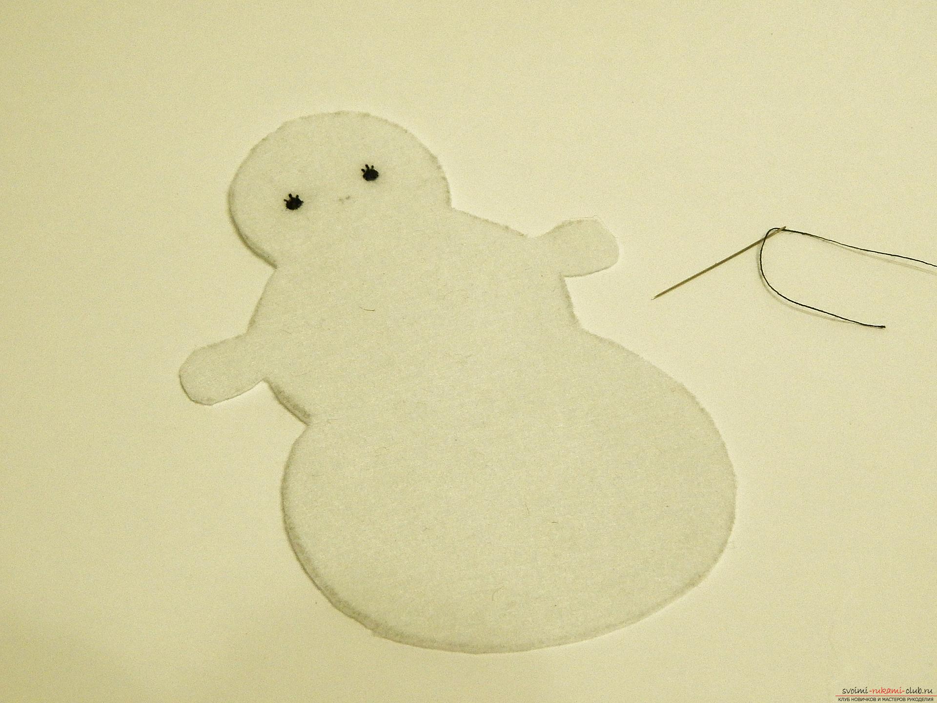 Мастер-класс с пошаговыми фото научит делать поделку снеговик из фетра. Фото №5