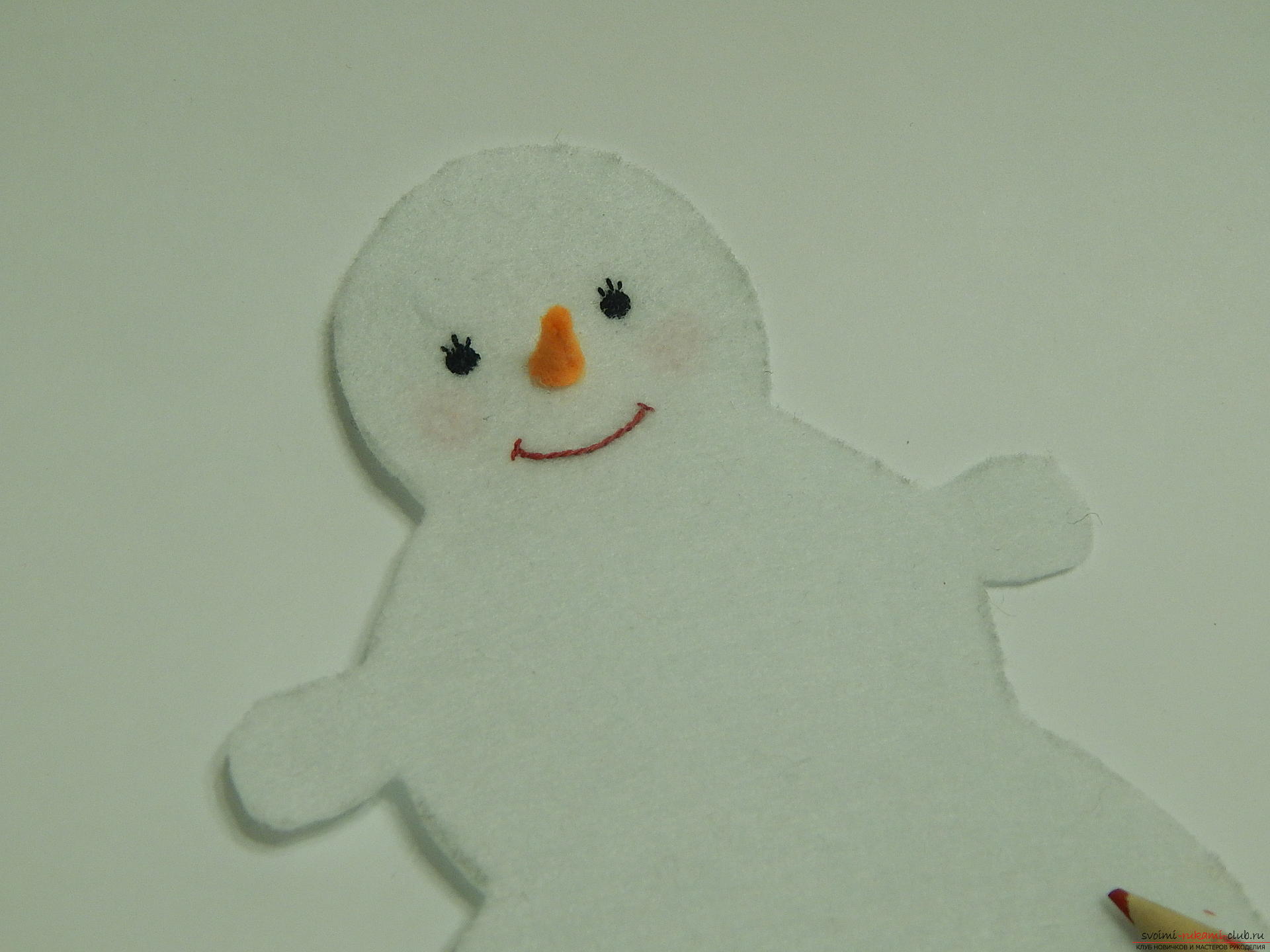Мастер-класс с пошаговыми фото научит делать поделку снеговик из фетра. Фото №12