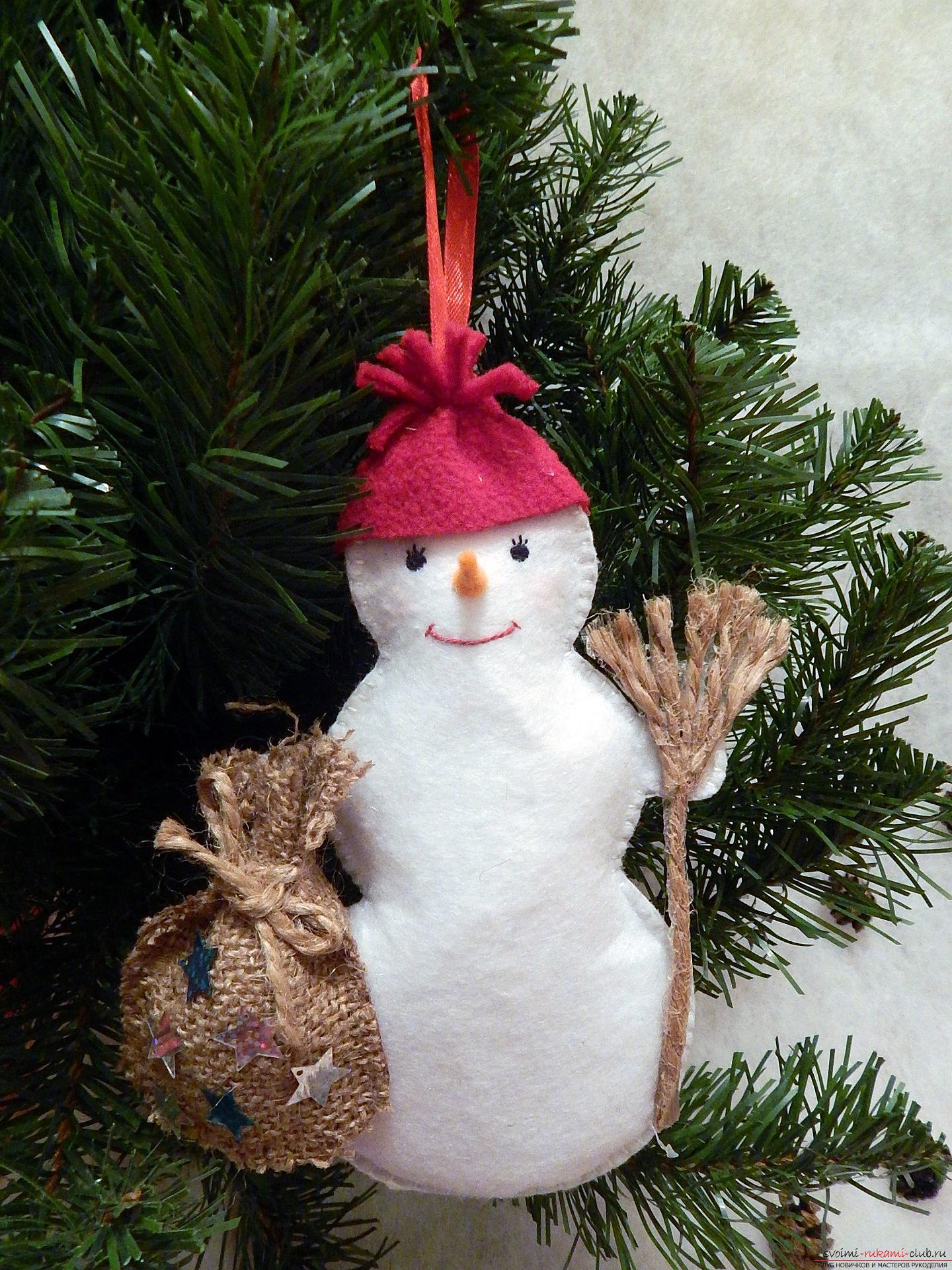 Мастер-класс с пошаговыми фото научит делать поделку снеговик из фетра. Фото №32