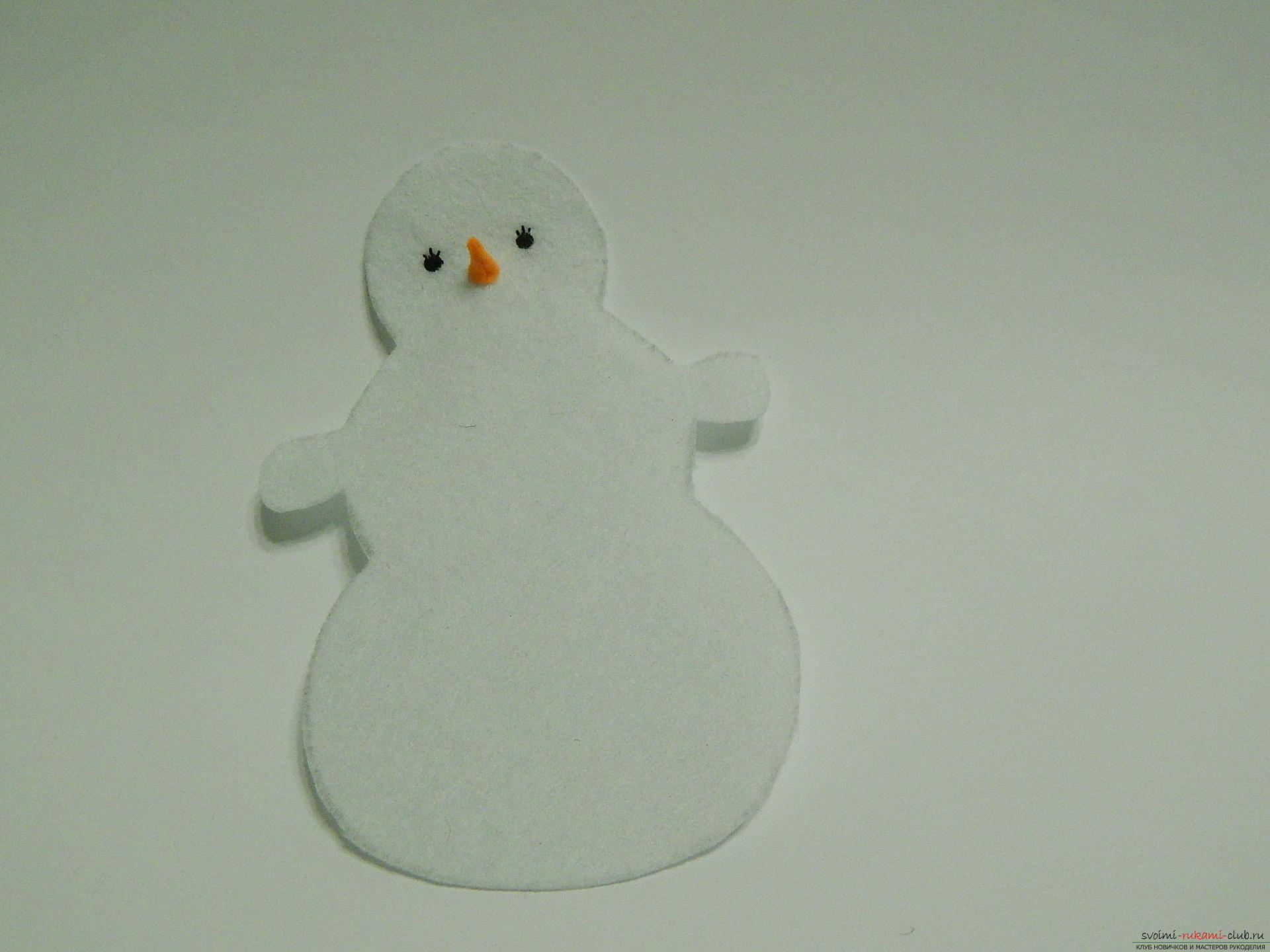 Мастер-класс с пошаговыми фото научит делать поделку снеговик из фетра. Фото №10