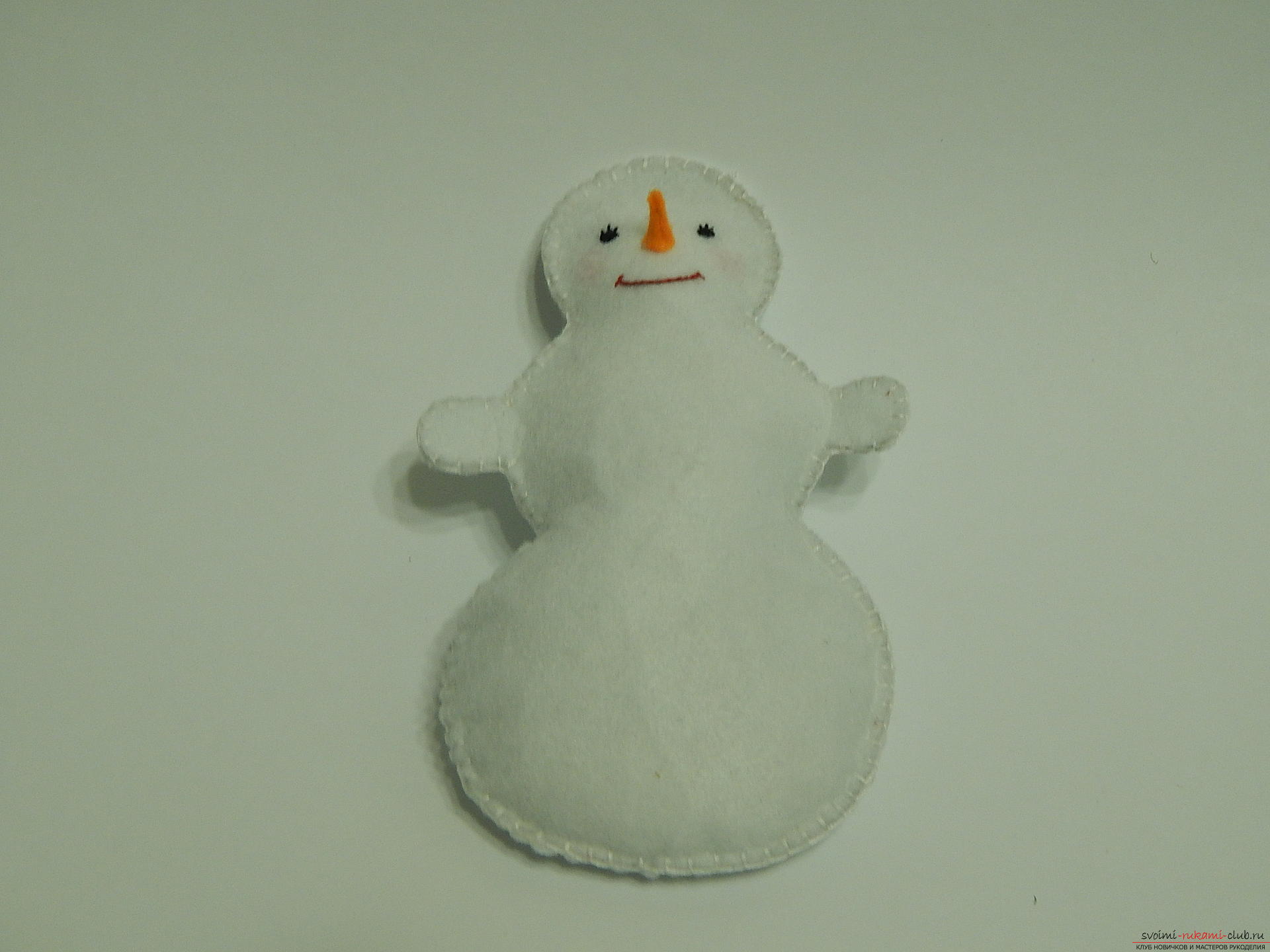 Мастер-класс с пошаговыми фото научит делать поделку снеговик из фетра. Фото №21