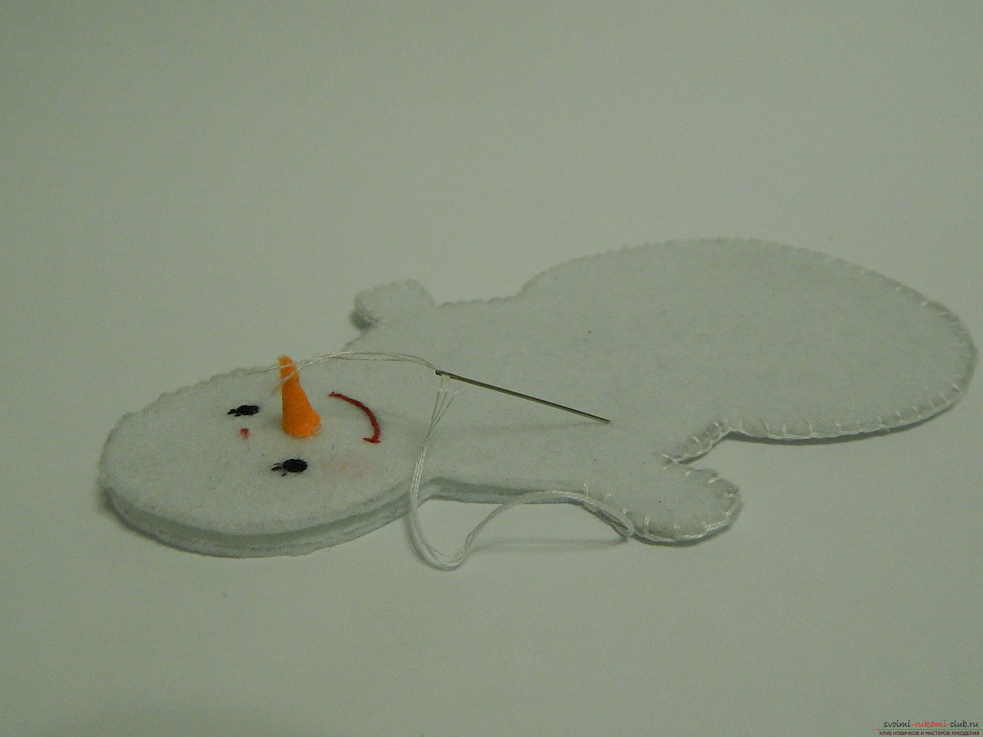 Мастер-класс с пошаговыми фото научит делать поделку снеговик из фетра. Фото №19