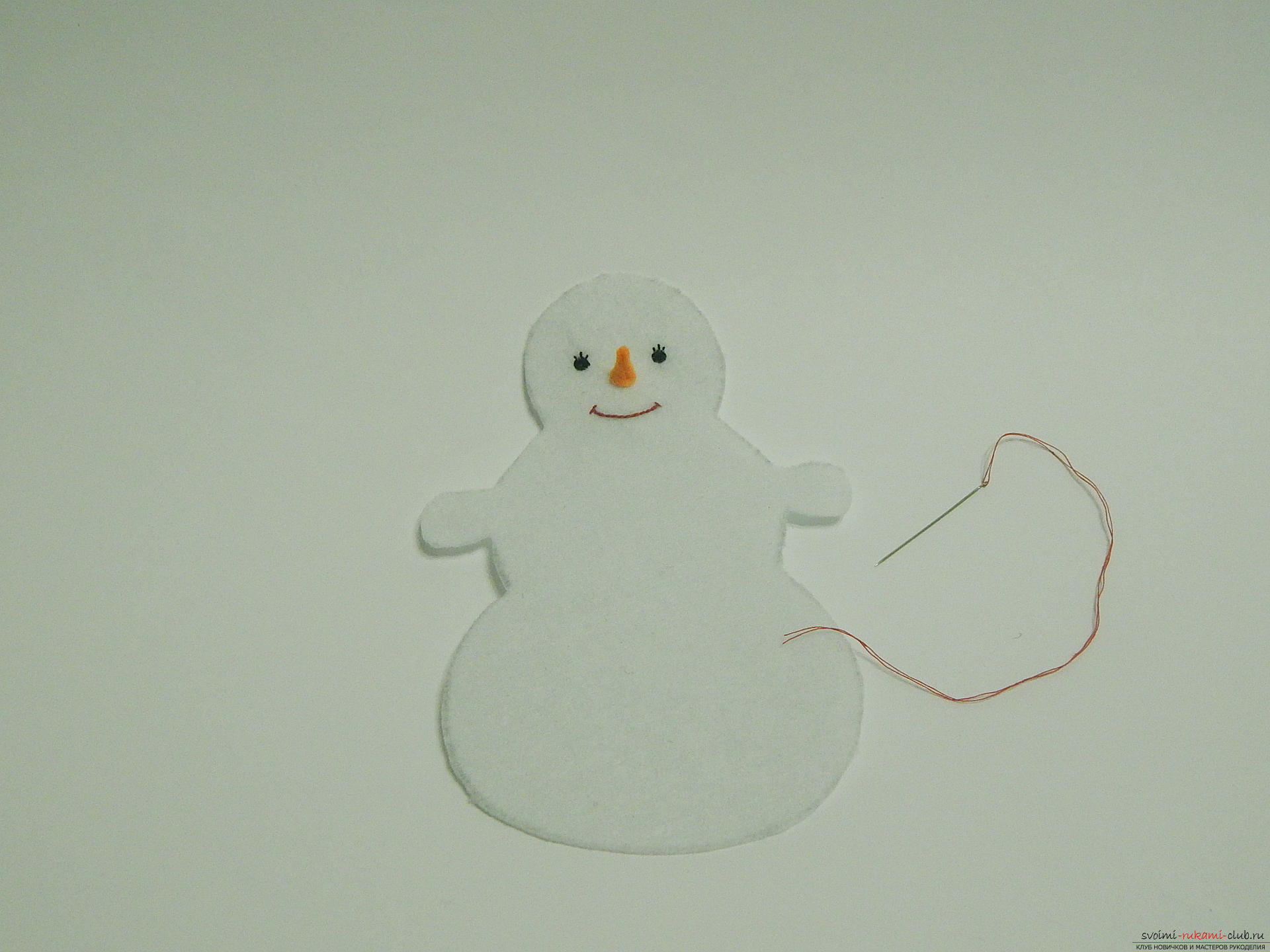 Мастер-класс с пошаговыми фото научит делать поделку снеговик из фетра. Фото №11