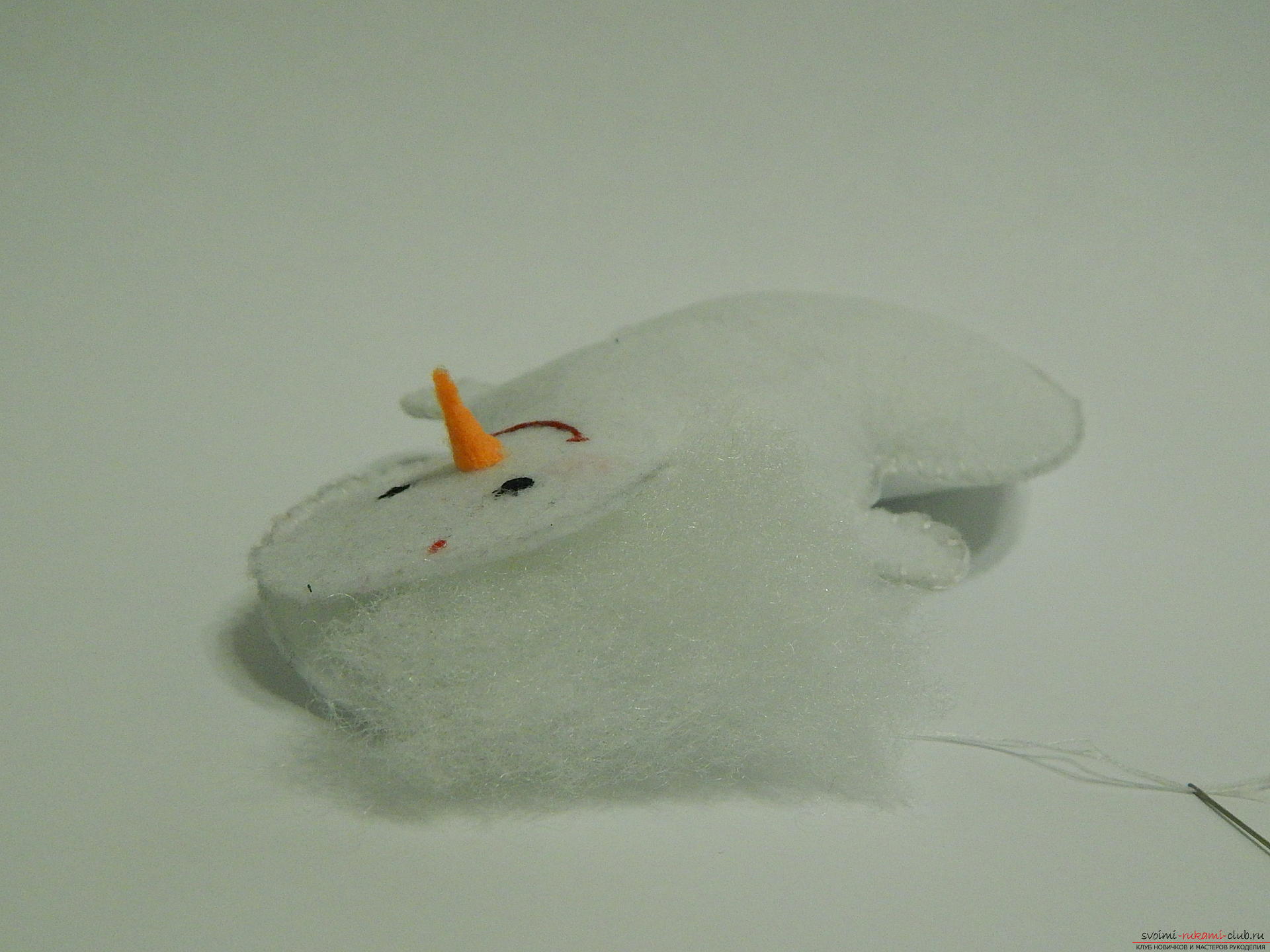 Мастер-класс с пошаговыми фото научит делать поделку снеговик из фетра. Фото №20